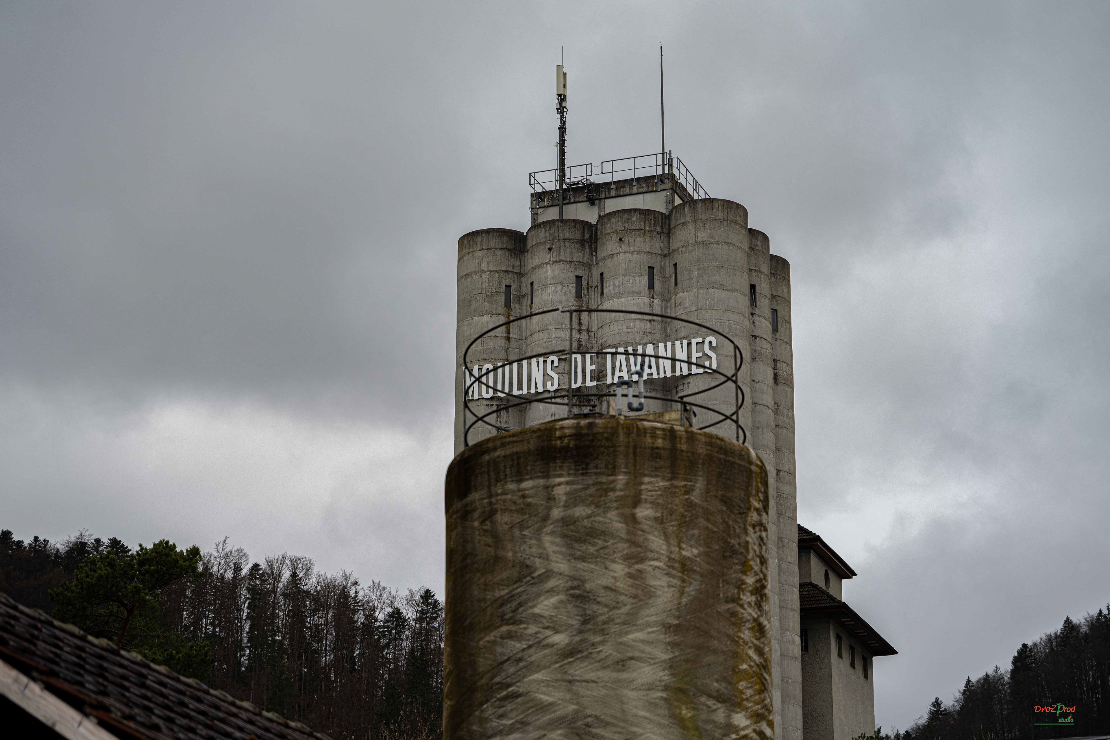 derrière les barreaux
