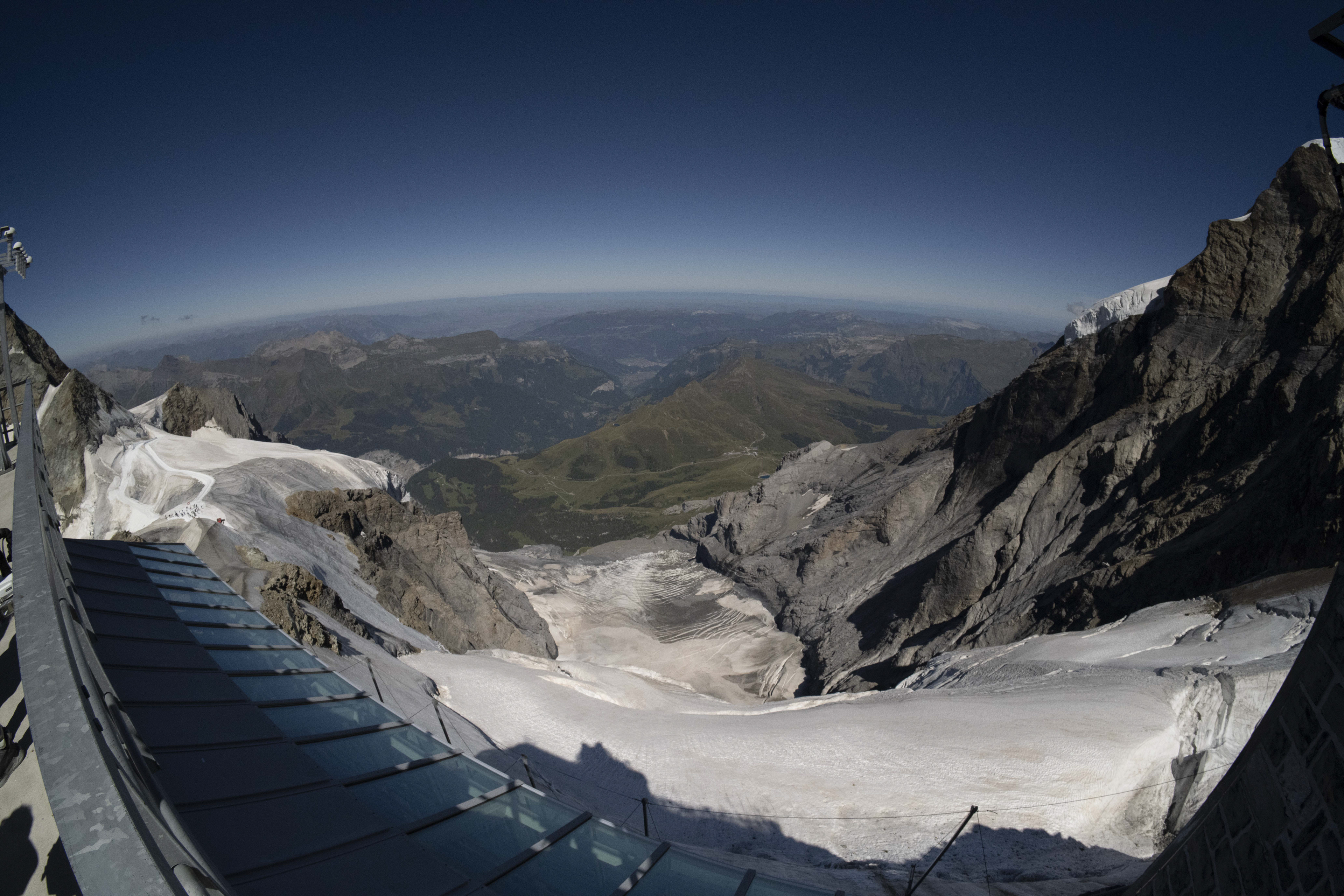 En direction du Nord depuis le Jungfraujoch. Œil de poisson