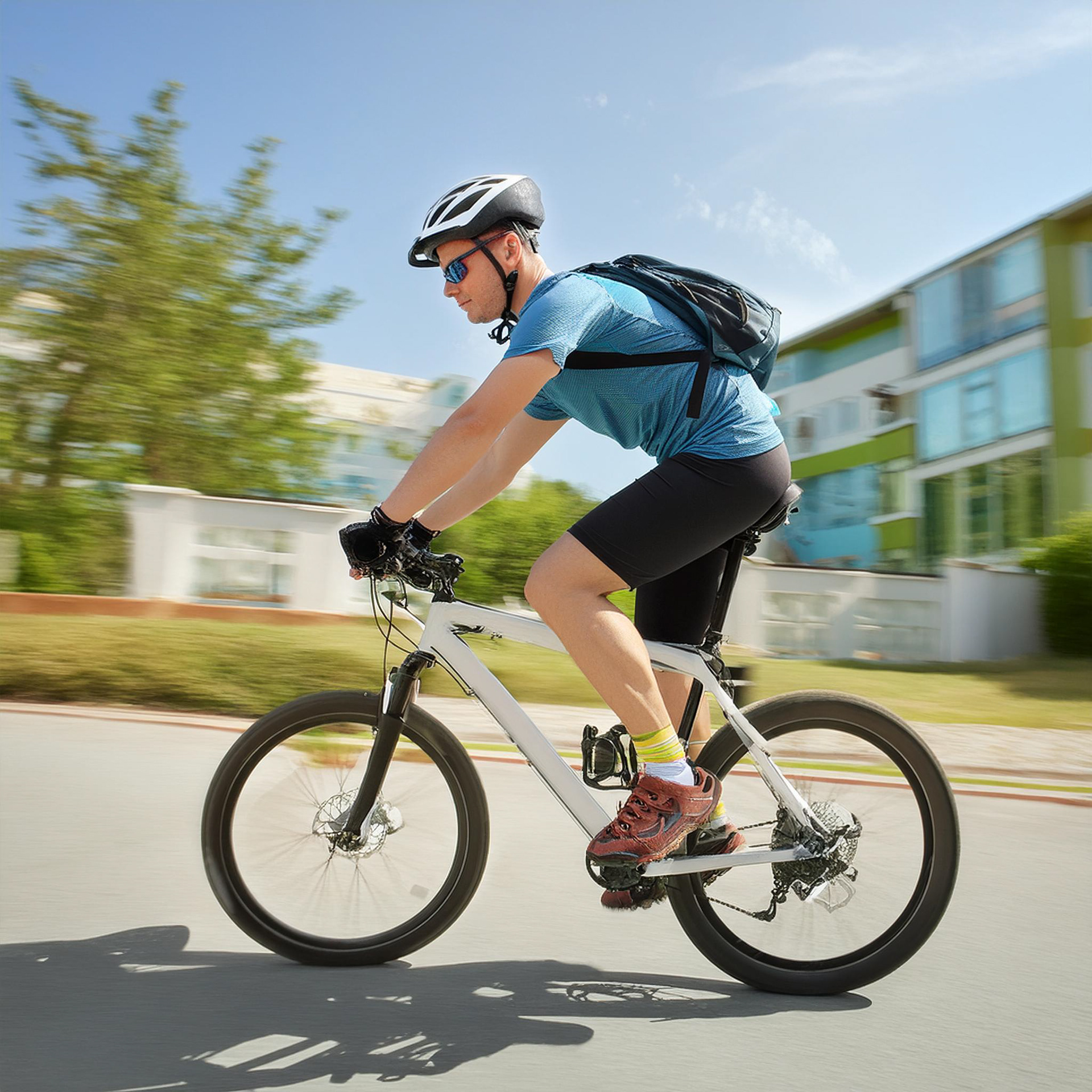 herrcyklist i bostadsområde