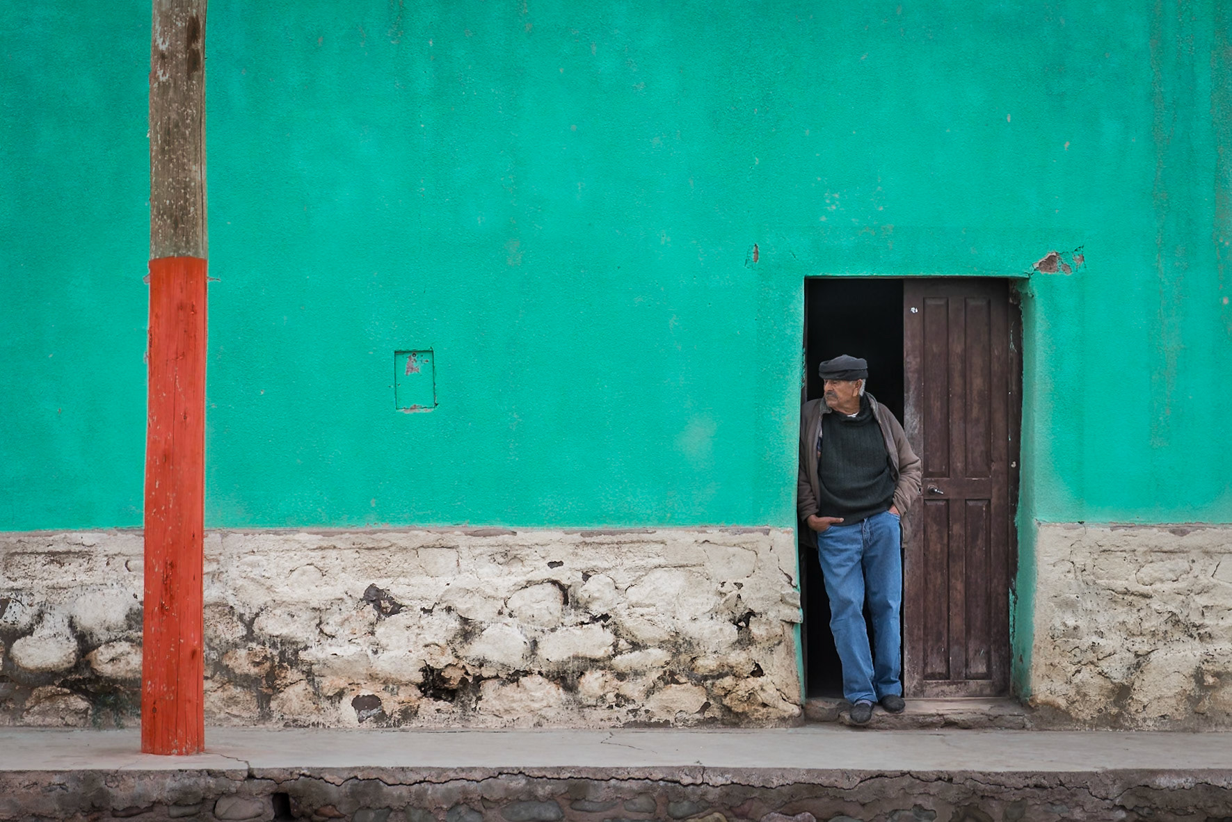 (ES) Un anciano esperando la visita del Domingo de pascua. Tomada en un pueblito llamado Jagüé, en el camino a Laguna Brava. Vinchina, La Rioja, Argentina.
(EN) An old man waiting for Easter Sunday's visit. This shot was taken in a small village called Jagüé, on the road to Laguna Brava. Vinchina, La Rioja, Argentina.