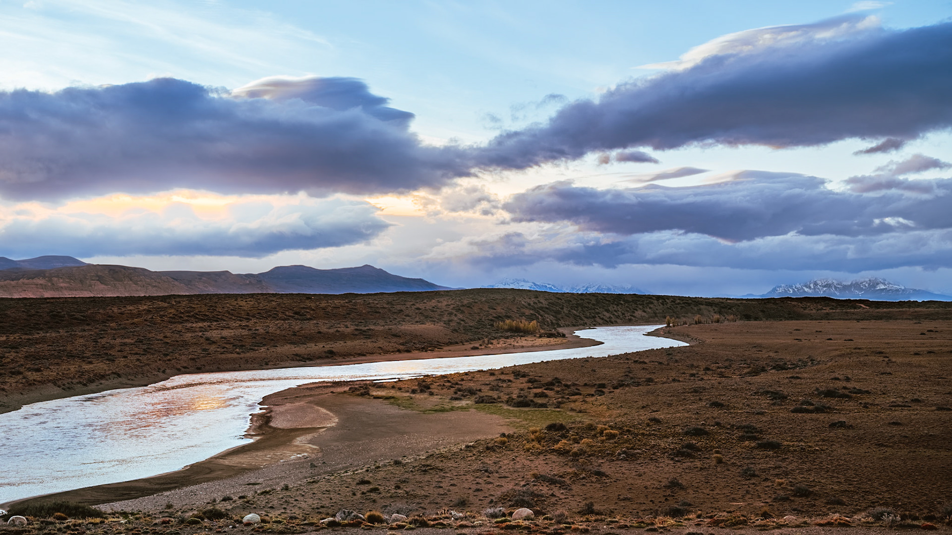 Atardecer sobre el Río La Leona. Ruta 40, Santa Cruz, Argentina