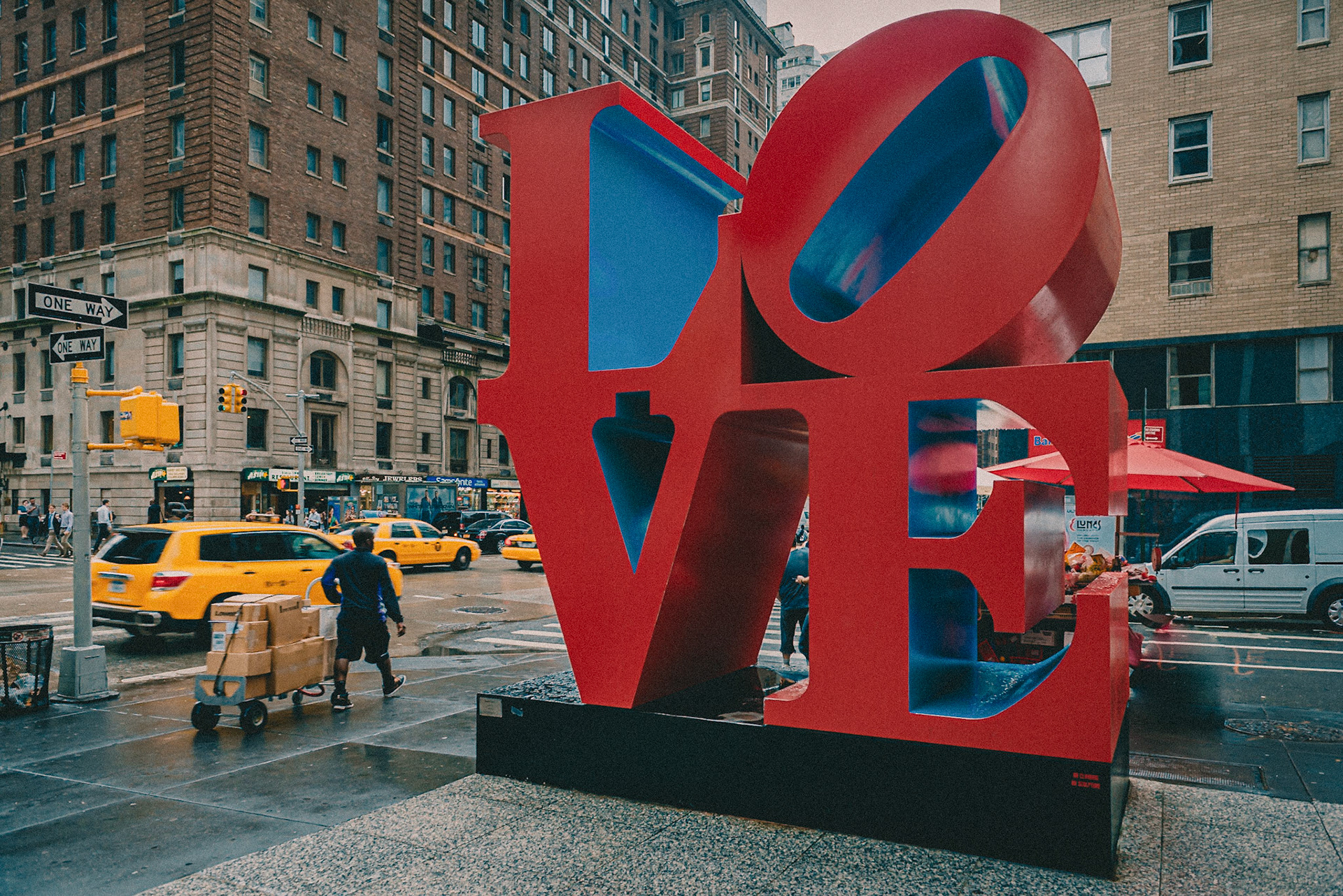 (EN) LOVE is a pop art image by American artist Robert Indiana. It consists of the letters L and O over the letters V and E in bold Didone type; the O is slanted sideways so that its oblong negative space creates a line leading to the V. The original image, with green and blue spaces backing red lettering, served as a print image for a Museum of Modern Art Christmas card in 1965. In much this same form the design soon graced a popular US postage stamp.Love's original rendering in sculpture was made in 1970 and is displayed in Indiana at the Indianapolis Museum of Art. The material is COR-TEN steel. Indiana's Love design has since been reproduced in a variety of formats for rendering in displays around the world.The one in the picture is the classic one in the corner of W 55th St &, 6th Ave, Nueva York. NY, Estados Unidos (ES)LOVE (amor) es una imagen de arte pop del artista estadounidense Robert Indiana. Consiste en las letras L y O sobre las letras V y E en negrita tipo Didone; la O está inclinada hacia los lados, de modo que su espacio negativo oblongo crea una línea que conduce a la V. La imagen original, con espacios verdes y azules detrás de las letras rojas, sirvió como imagen impresa para una tarjeta de Navidad del Museo de Arte Moderno en 1965. En mucho De la misma forma, el diseño pronto apareció en un popular sello de correos de los Estados Unidos.La representación original de LOVE en escultura se realizó en 1970 y se exhibe en Indiana en el Museo de Arte de Indianápolis. El material es acero COR-TEN. Desde entonces, el diseño Love de Indiana se ha reproducido en una variedad de formatos para renderizar en pantallas de todo el mundo. Ésta está en la esquina de las calles W 55th St y la 6th Ave, Nueva York. NY, Estados Unidos
