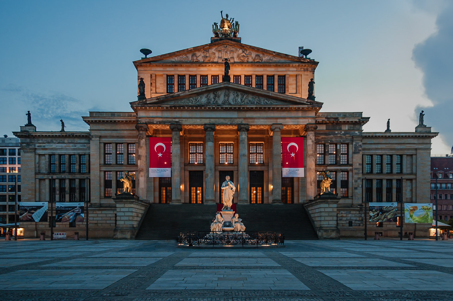 (EN) The Konzerthaus Berlin is a concert hall situated on the Gendarmenmarkt square in the central Mitte district of Berlin housing the German orchestra Konzerthausorchester Berlin. Built as a theatre from 1818 to 1821 under the name of the Schauspielhaus Berlin, its usage changed to a concert hall after the Second World War and its name changed to its present one in 1994.(ES) La sala de conciertos de Berlín (en alemán: Konzerthaus Berlin), llamada antes Teatro de Berlín (Schauspielhaus Berlin), es un edificio ubicado en la plaza Gendarmenmarkt, en el centro de Berlín (Alemania) que se utiliza como sala de conciertos y que desde 1994 es la sede de la Konzerthausorchester Berlin. Fue construido por Friedrich Schinkel entre 1818 y 1821.
