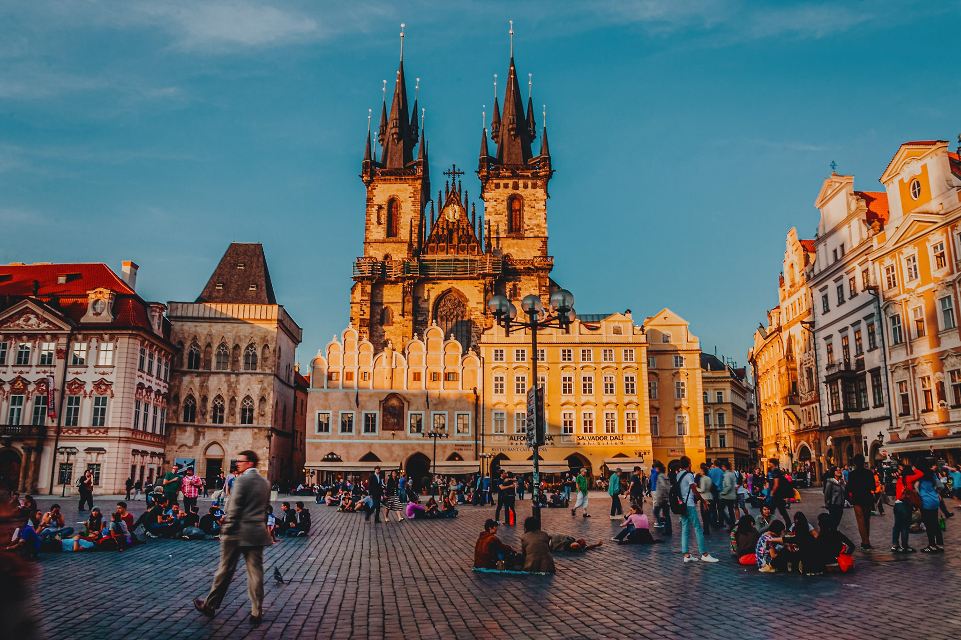 La iglesia de Nuestra Señora ante Týn, es una iglesia gótica y un rasgo dominante de la Ciudad antigua de Praga, República Checa.
Ha sido la iglesia principal de esta parte de la ciudad desde el siglo XIV. Las torres de la iglesia tienen ochenta metros de alto y están rematadas por cuatro pequeñas espiras.Pertenece al patrimonio cultural de Unesco y se encuentra en La Plaza de la Ciudad Vieja de Praga. La construcción de esta iglesia empezó a mitad del siglo XIV y duró hasta el siglo XVI. Esta construcción gótica se considera como una de las iglesias más importantes de Praga por contener el órgano más antiguo de la ciudad. Hoy en día la fachada principal de la iglesia está rodeada de las casas, una de ellas es la escuela de Týn.
