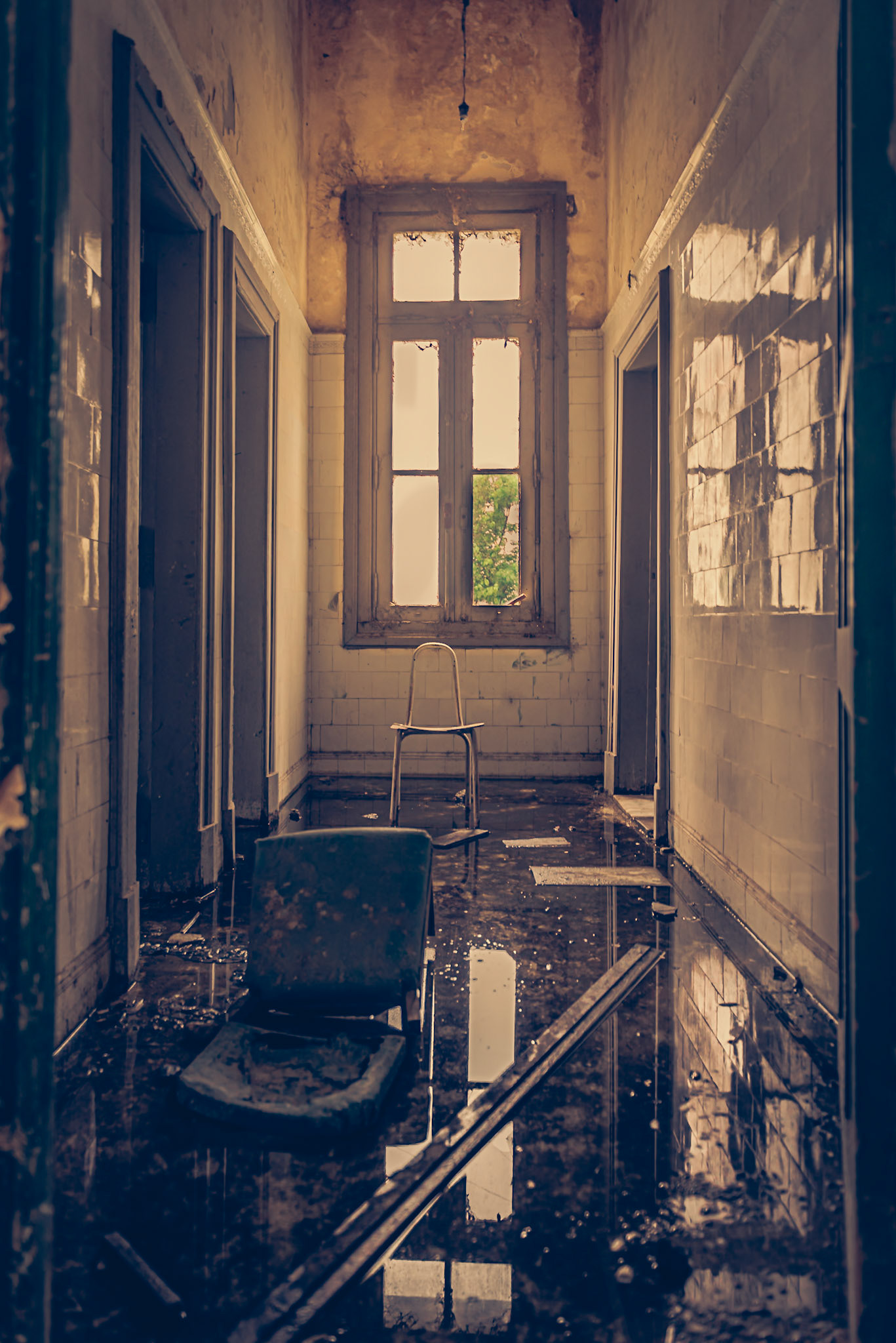 (ES) Baño comunitario del abandonado Hospital Colonia Santa Maria. Santa Maria De Punilla, Córdoba, Argentina.(EN) Shared bathroom at the abandoned Hospital Colonia Santa Maria. Santa Maria De Punilla, Córdoba, Argentina.