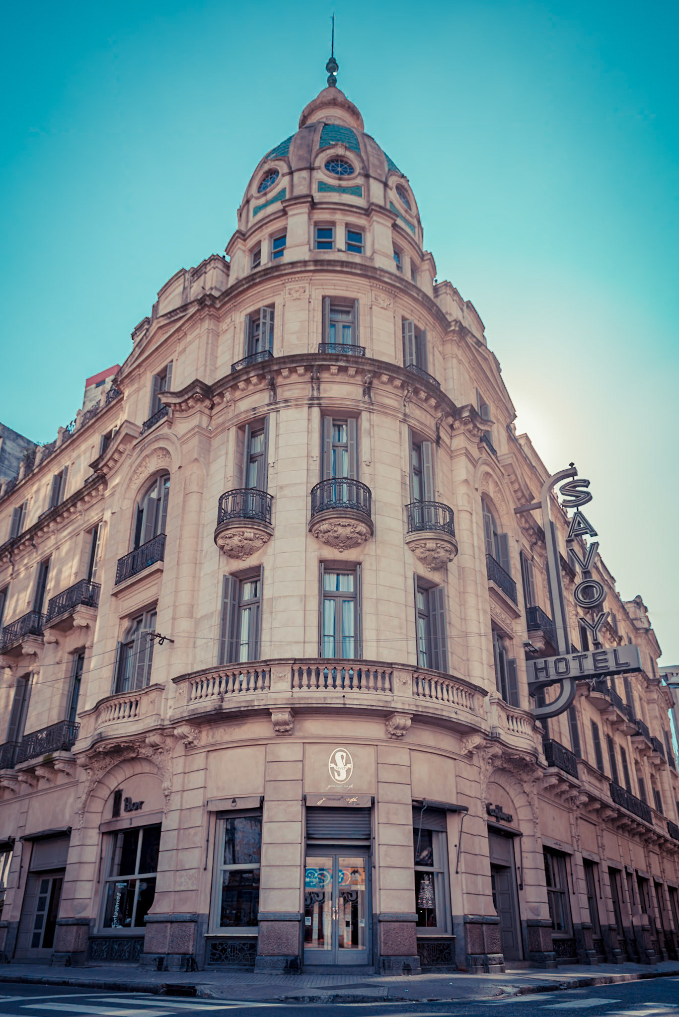 (ES) Esplendor Savoy Rosario es un hotel boutique de la ciudad de Rosario, Argentina. Se encuentra en la esquina de la Calle San Lorenzo y Calle San Martín.Construido por Máspoli en base a un proyecto de Conder y Follet. Los planos estuvieron a cargo de Fausto Galacchi y el arquitecto de la obra fue el inglés Herbert Boyd Walker.Fue inaugurado originalmente el 30 de abril de 1910 y dejó de funcionar el 15 de febrero de 2007. Fue reinaugurado el 1 de abril de 2009.(EN) Esplendor Savoy Rosario is a boutique hotel in the city of Rosario, Argentina. It is located on the corner of Calle San Lorenzo and San Martin Street. Built by Máspoli based on a Conder and Follet project. The drawings were made by Fausto Galacchi and architect was the English Herbert Walker Boyd. It was originally opened on April 30, 1910 and ceased operation on February 15, 2007. It was reopened on April 1, 2009.