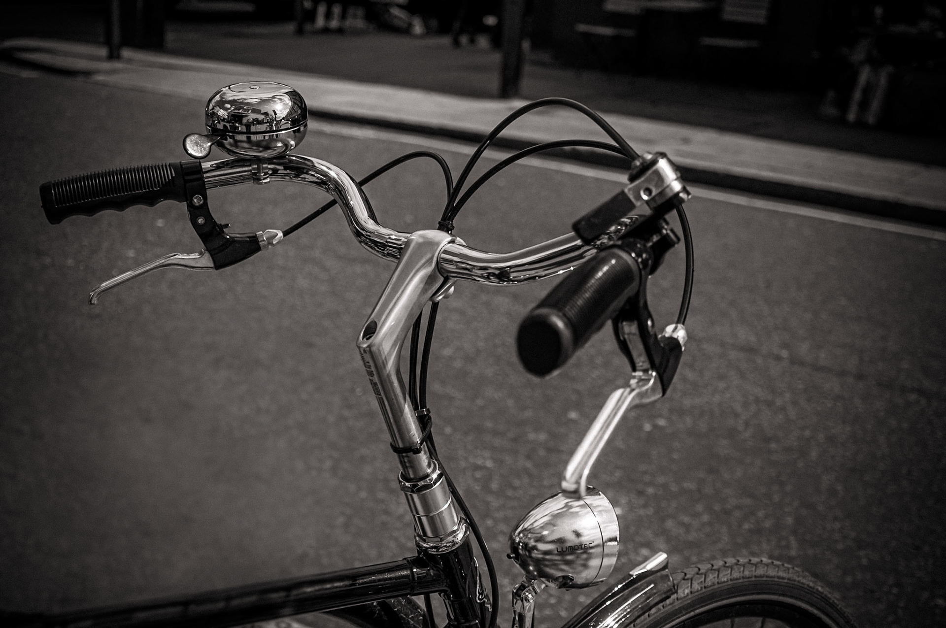 Typical english bicycle at Notting Hill streets. London, England.Típica bicicleta inglesa en las calles de Notting Hill. Londres, Inglaterra.