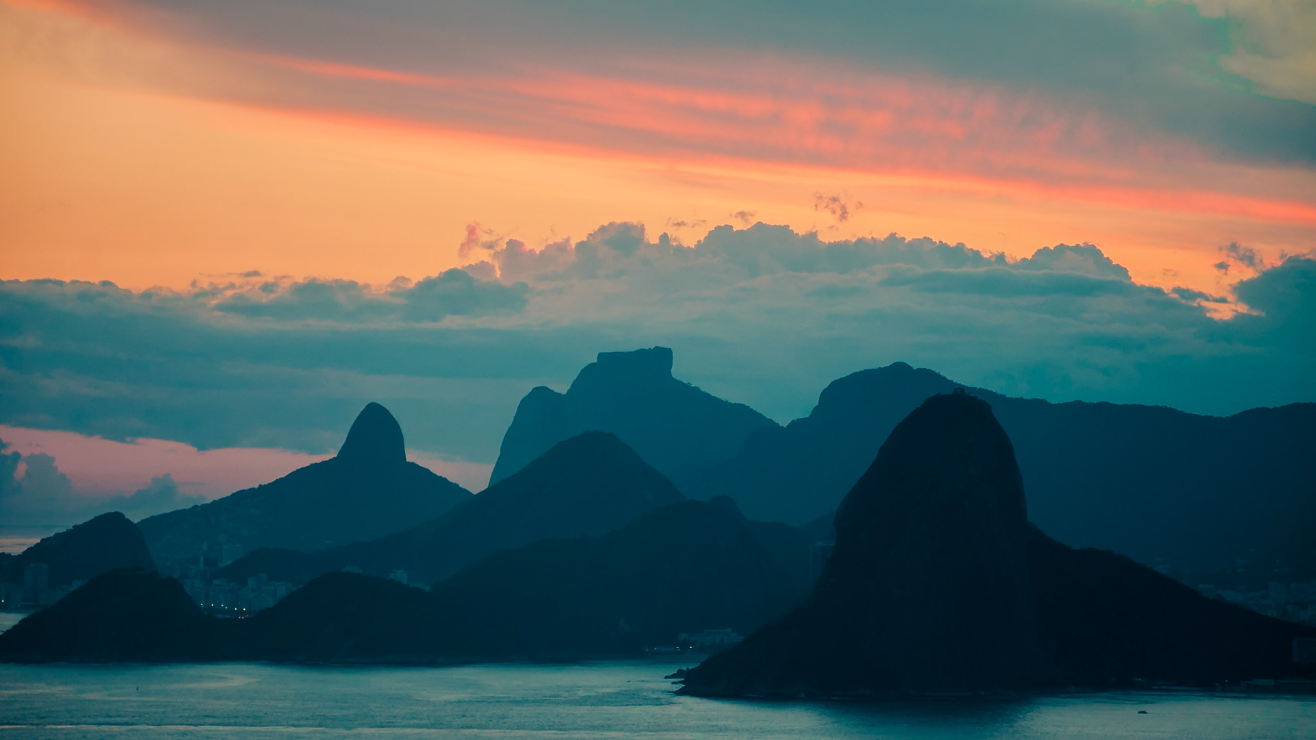 (ES) Un lugar imperdible en la ciudad de Nitieroi es mirador del Parque de la Ciudad (Parque da Cidade) sobre el Morro do Pico donde se puede apreciar una vista panorámica de la bahía de Guanabara, un lugar para relajarse y contemplar un incomparable atardecer sobre la bahía y la costa de Río de Janeiro. (EN) A must-sightsee in Nitieroi is the viewpoint located in the City Park (Parque da Cidade) over the Morro do Pico, where you can appreciate a panoramic view of the Guanabara Bay, a place to relax and contemplate terrific sunsets over the bay and Rio de Janeiro.