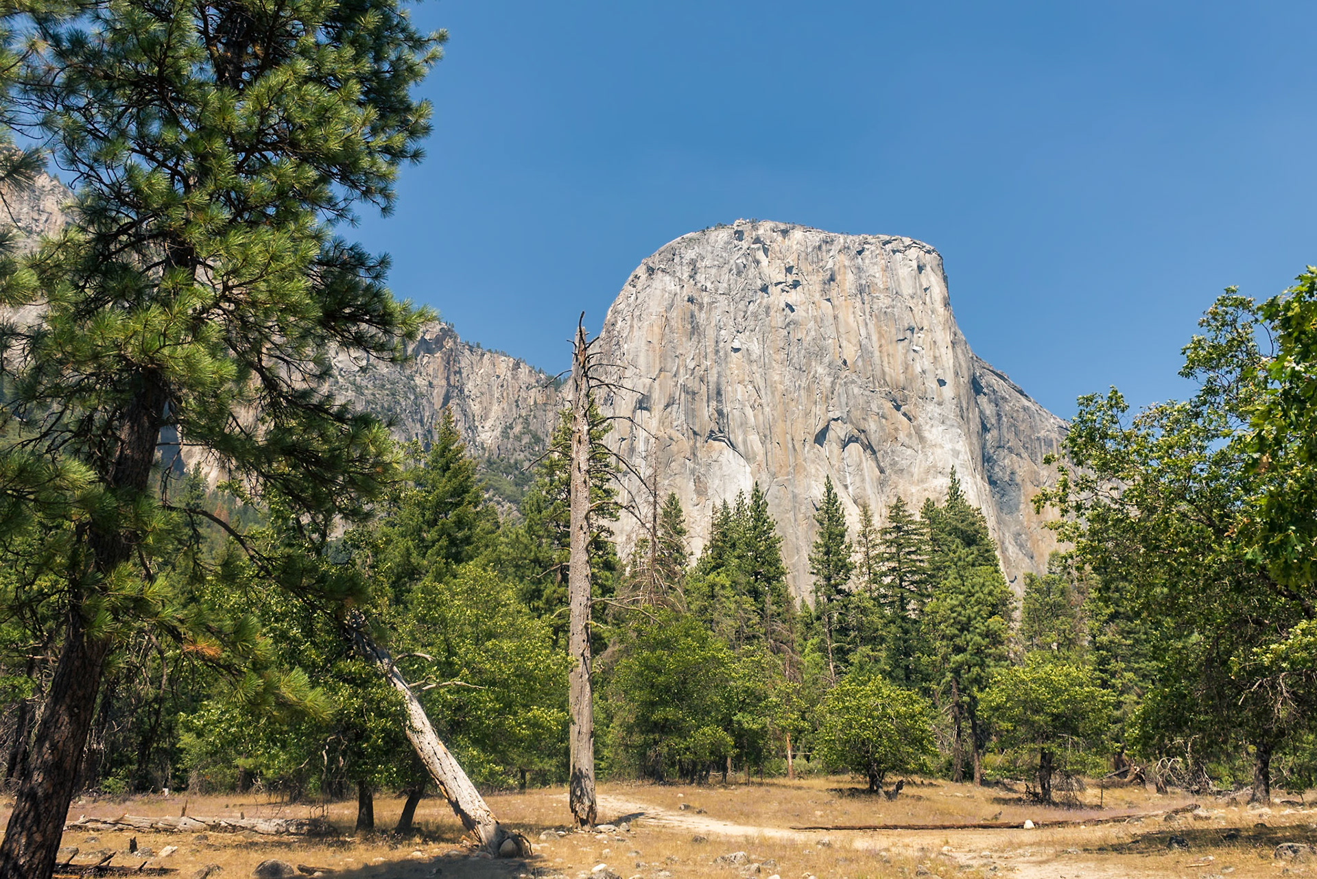 (EN) El Capitan is a vertical rock formation in the Yosemite National Park at the north side of the Yosemite Valley. California, USA.
(ES)
El Capitan es una formación rocosa situada en el Parque Nacional Yosemite en la parte norte del Valle de Yosemite. California, Estados Unidos.