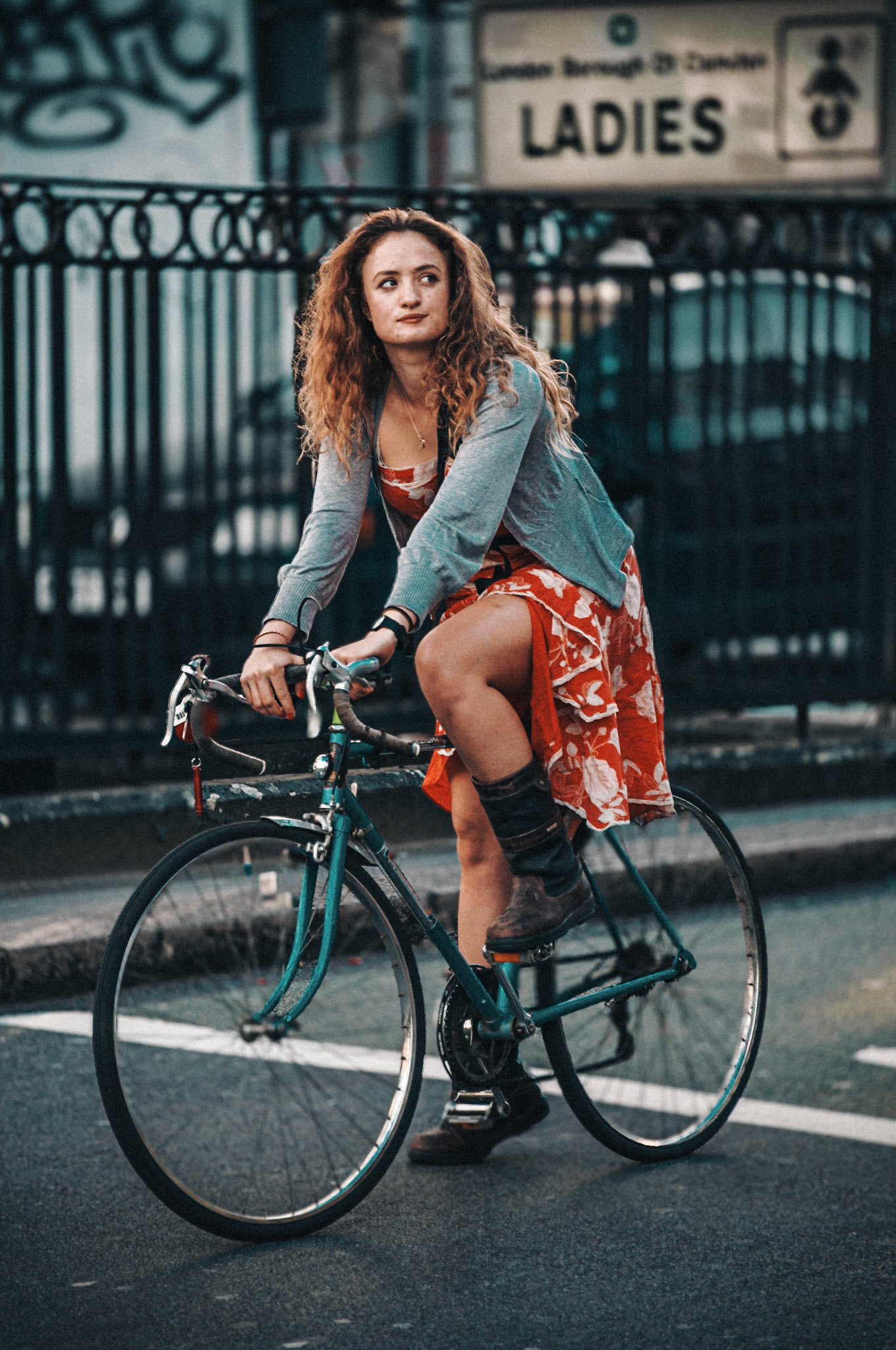 Chica en bicicleta en las calles de precioso Camden Town. Londres, Inglaterra.