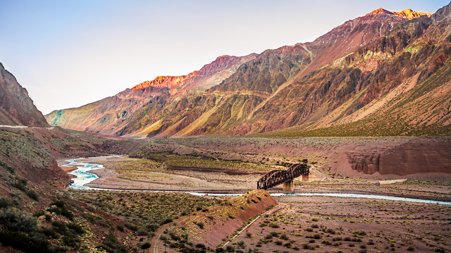 Rumbo a los Penitentes. Ruta Nacional Nro 7, Mendoza, Argentina.