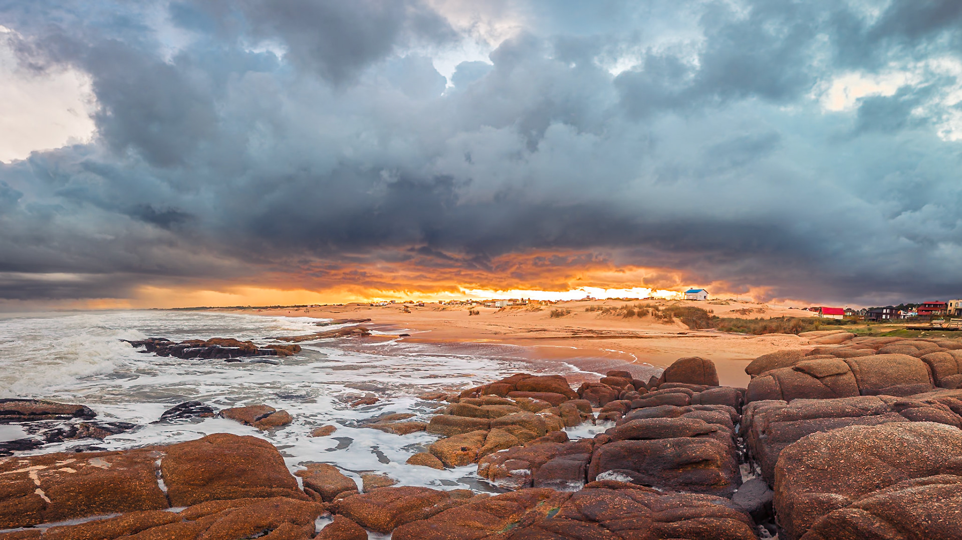 (EN) Storm coming over La Viuda beach. Punta del Diablo, Uruguay.(ES) Tormenta acercándose sobre la playa La Viuda. Punta del Diablo, Uruguay.
