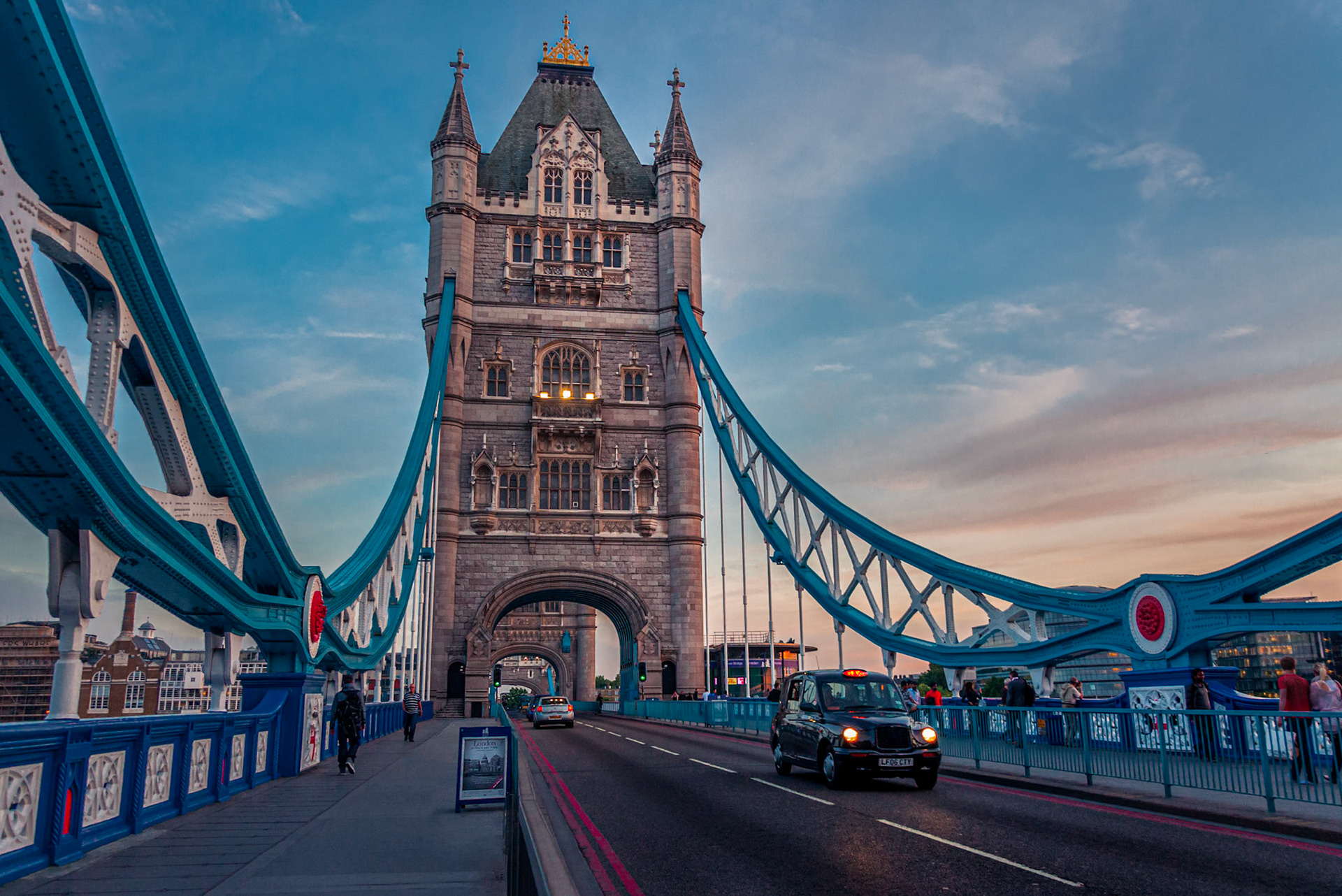 (ES) El Puente de la Torre, en inglés Tower Bridge, es un puente levadizo situado en Londres que cruza el río Támesis. Se sitúa cerca de la Torre de Londres, la que le da su nombre.(EN) The Tower Bridge, is a bascule bridge in London over the River Thames. It is close to the Tower of London, which gives it its name.