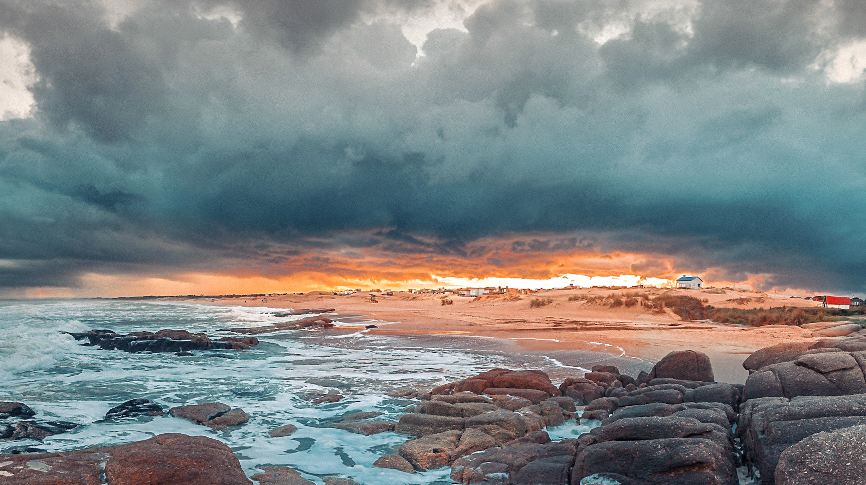 (EN) Storm coming over La Viuda beach. Punta del Diablo, Uruguay.(ES) Tormenta acercándose sobre la playa La Viuda. Punta del Diablo, Uruguay.