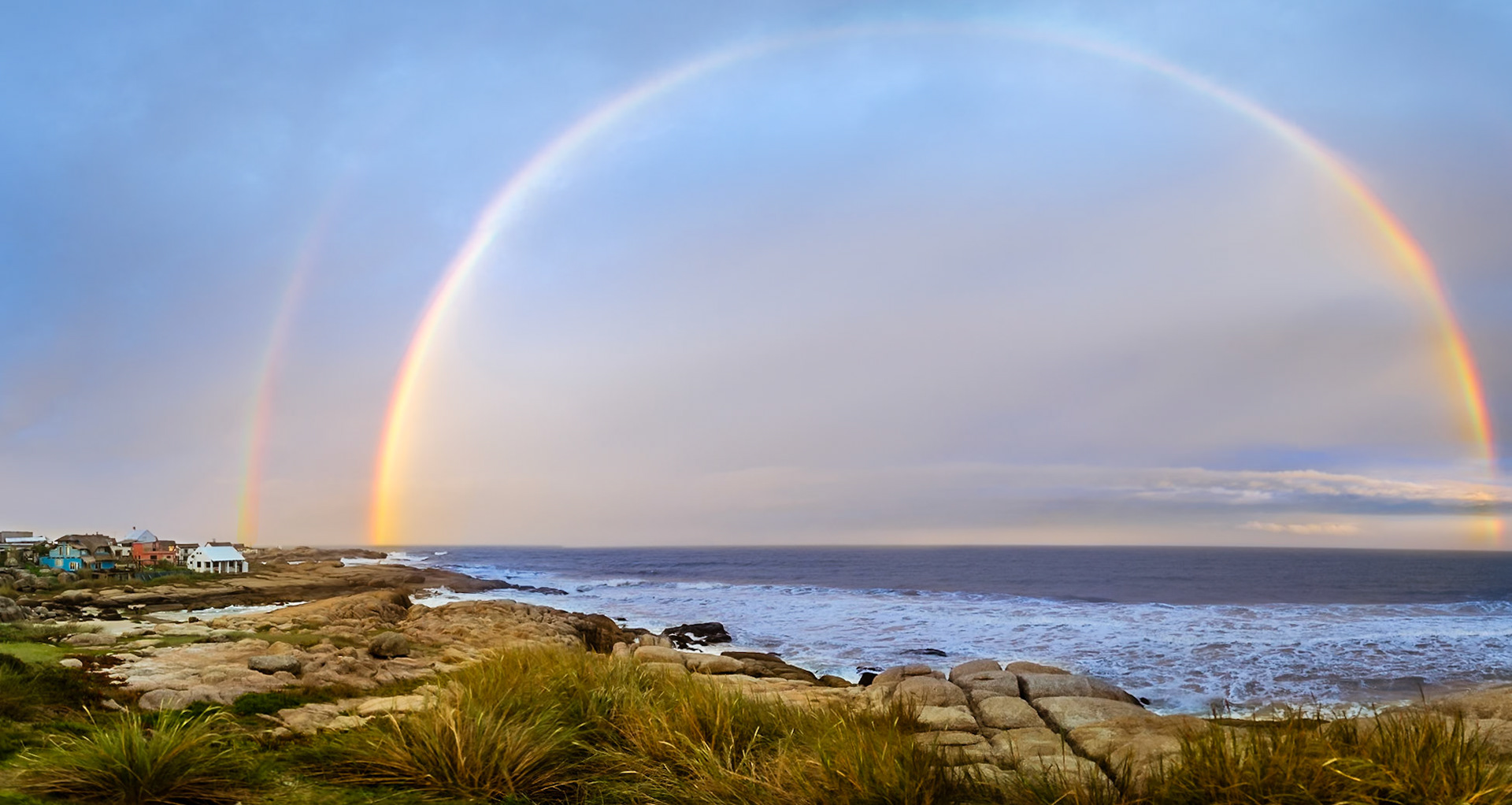 (EN) After a very suden storm a beautiful huge double rainbow apeared over the Atlantic sea. Punta del Diablo, Rocha, Uruguay.(ES) Después de una tormenta repentina un hermoso y enorme arco iris doble apareció sobre el mar Atlántico. Punta del Diablo, Rocha, Uruguay.