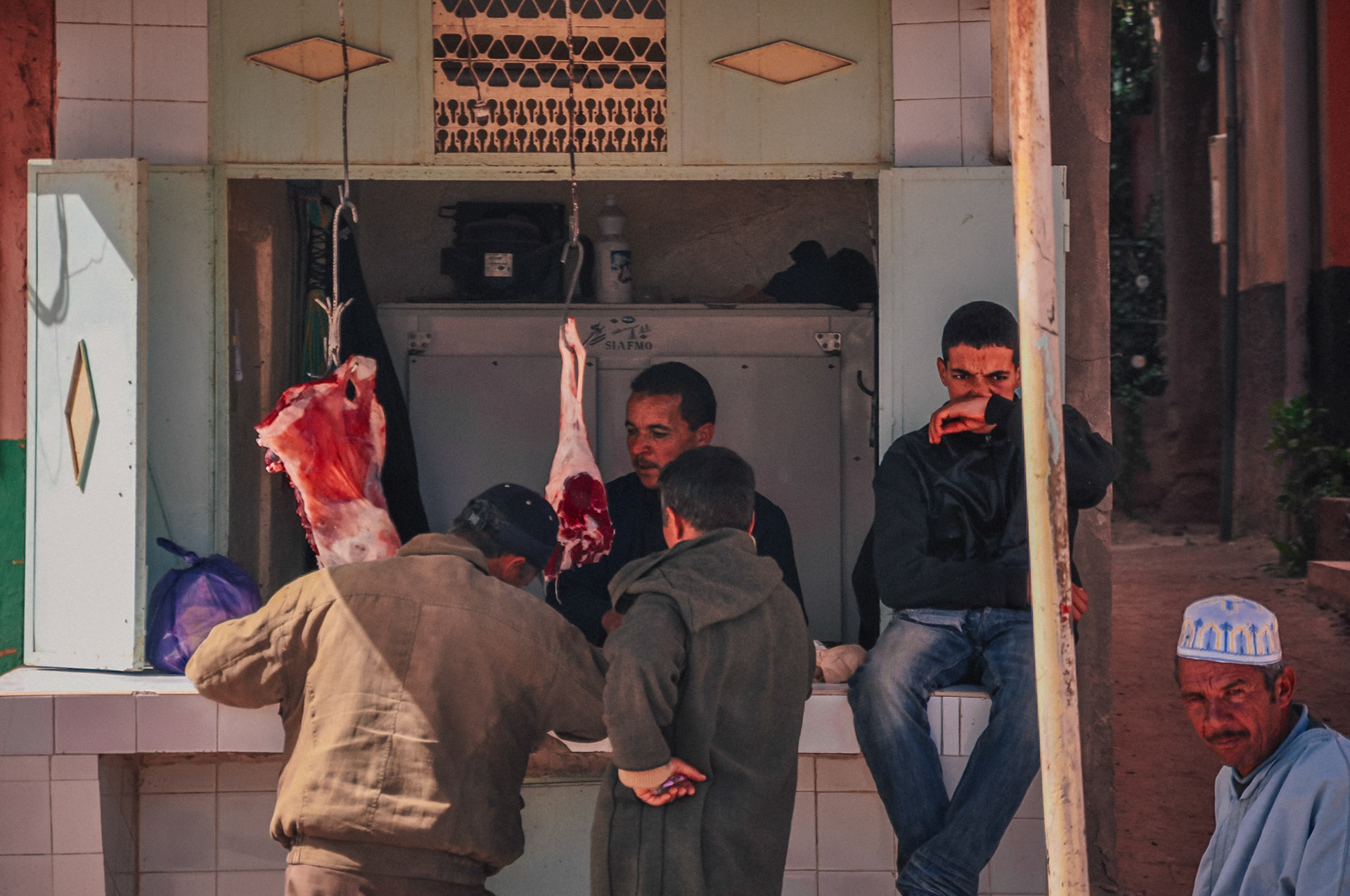 (EN) Butcher shop on the road to Ouazazate, Morocco. (ES) Carnicería en la camino rumbo a Ouarzazate, Marruecos.