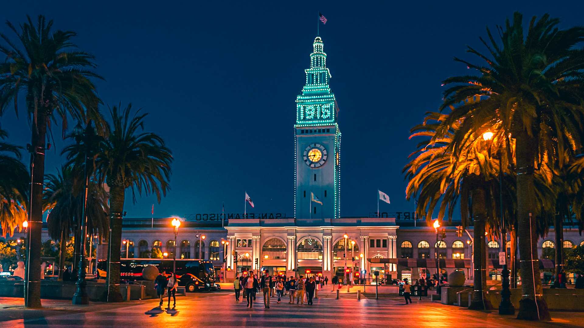 (EN)The Embarcadero, along the eastern shoreline at San Francisco, California, and it is home to several waterfront attractions. With its iconic clock tower, the 1898 Ferry Building is a major food lover's draw, featuring restaurants such as the acclaimed Slanted Door, plus gourmet shops and a popular farmers' market. A series of piers offers ferries to Alcatraz Island, science exhibits at the Exploratorium, restaurants and Oakland Bay Bridge views.(ES)El Embarcadero se encuentra a lo largo de la costa este de la ciudad de San Francisco, California en los Estados Unidos. Alberga varias atracciones frente al mar. Con su emblemática torre del reloj, el Ferry Building de 1898 es un gran atractivo para los amantes de la comida, con restaurantes como la aclamada Slanted Door, además de tiendas gourmet y un popular mercado de agricultores. Una serie de muelles ofrece ferries a la isla de Alcatraz, exhibiciones científicas en el Exploratorium, restaurantes y vistas al Oakland Bay Bridge.