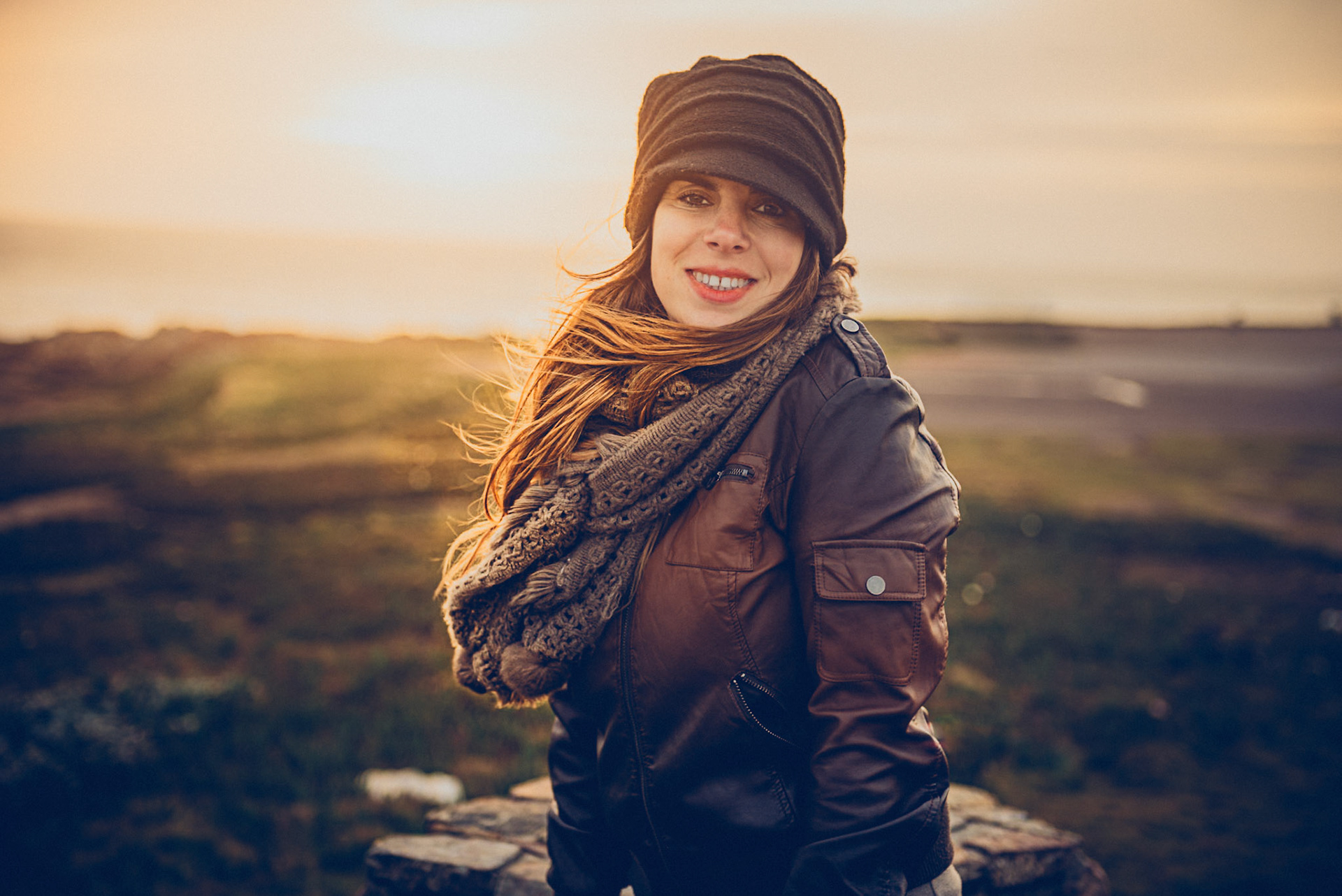 (ES) Retrato de mi amiga Laura Bert, tomado en un frio atardecer en la Rambla General Jose Artigas. Punta Del Este, Uruguay.
(EN) Portrait of my friend Laura Bert, taken on a cold sunset at General Jose Artigas's Rambla. Punta Del Este, Uruguay.