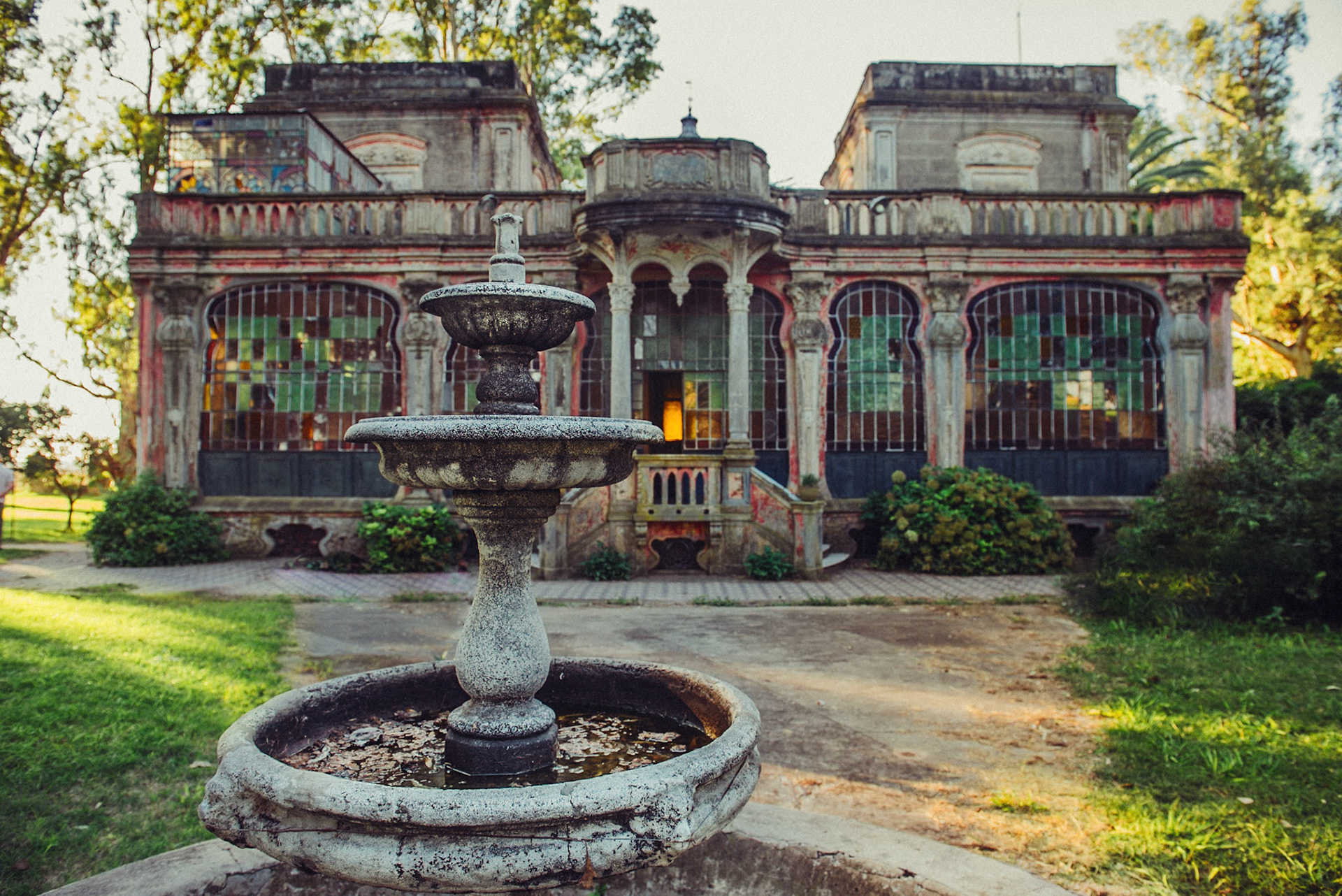 (ES) En un antiguo casco de estancia ubicado a unos nueve kilómetros de la localidad de Los Molinos, se encuentra el primer palacete construido en el sur santafesino a mediados del siglo XIX. El edificio tiene más de 150 años, se destaca fundamentalmente por su valor histórico y arquitectónico y, constituye uno de los lugares más atractivos del incipiente agroturismo regional. La Cautiva lleva ese nombre en homenaje a unas mujeres que fueron llevadas por los indios y que pertenecían a una familia amiga de los primeros dueños de la palacete.(EN) In an old ranch located about nine kilometers from the town of Los Molinos, it is the first palace built in south Santa Fe mid-nineteenth century. The building is over 150 years old, is mainly known for its historical and architectural value, it is one of the most attractive places in the emerging regional agrotourism.La Cautiva is named in honor of some women who were taken by the Indians and belonged to a family friend of the first owners of the mansion.