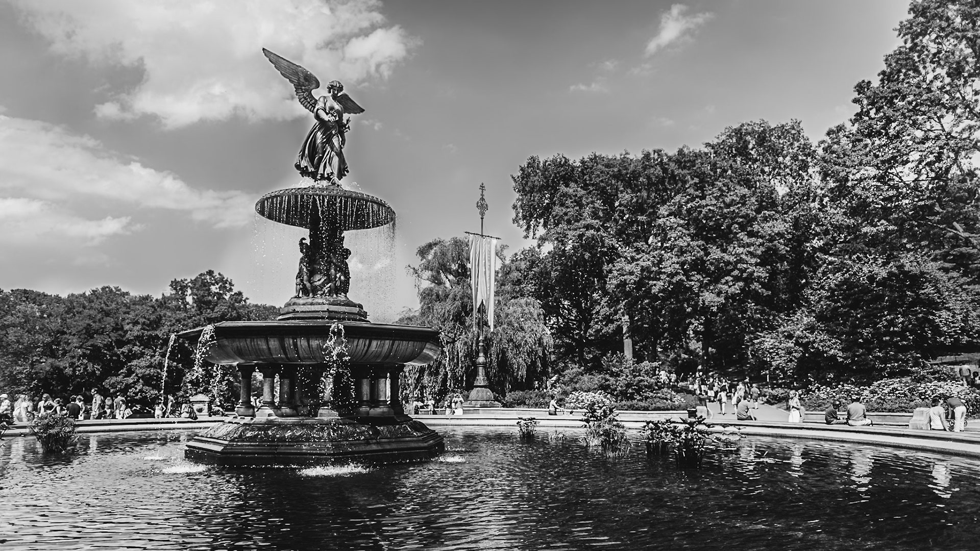 (EN) Bethesda Terrace and Fountain overlook The Lake in New York City's Central Park. Bethesda Fountain is the central feature on the lower level of the terrace, constructed in 1859-64, which is enclosed within two elliptical balustrades.The pool is centered by a fountain sculpture designed by Emma Stebbins in 1868 and unveiled in 1873. Stebbins was the first woman to receive a public commission for a major work of art in New York City.(ES) La Fuente y la Terraza de Bethesda está enfrente del lago en el Central Park de New York. Fuente de Bethesda es la atracción central en el nivel inferior de la terraza, construido de 1859 a 1864.La piscina está coronada por una fuente escultura diseñada por Emma Stebbins en 1868 y dio a conocer en 1873. Stebbins fue la primera mujer en recibir una comisión pública para una importante obra de arte en la ciudad de Nueva York.