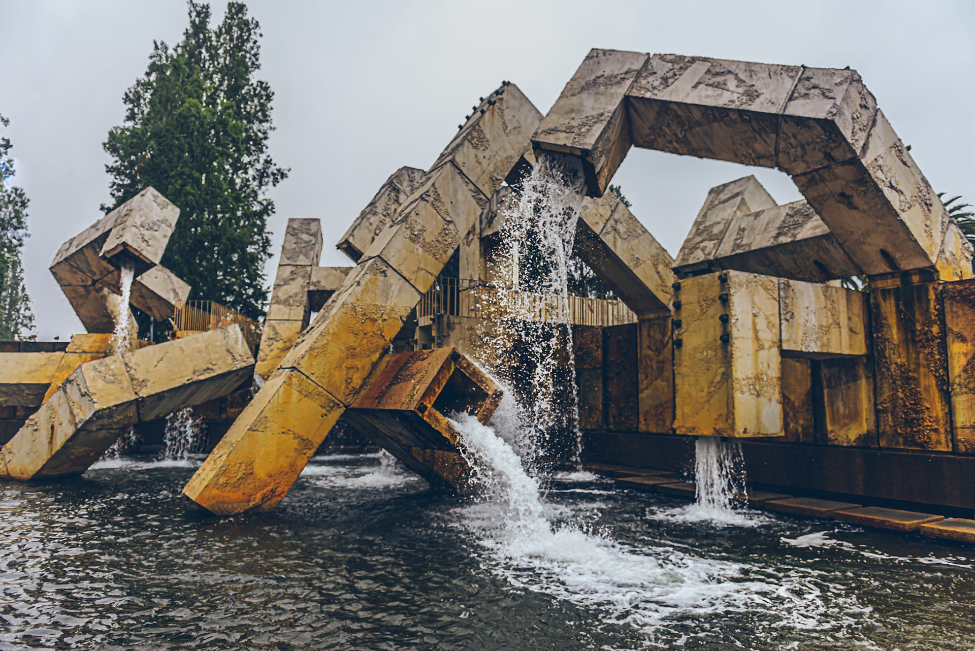 (ES) La Fuente Vaillancourt, tambien es conocida como Quebec Libre! Es una gran fuente situada en la Plaza Justin Herman en San Francisco, California. Fue diseñada por el artista Quebequense Armand Vaillancourt en 1971. Tiene unos 12 m de altura y está construido de tubos cuadrados de hormigón prefabricado. Considerada durante mucho tiempo controvertida debido a su marcado, aspecto modernista, se han realizado varias propuestas fracasadas de demoler la fuente en los últimos años. Fue el sitio donde se produjo un concierto gratuito de U2 en 1987, cuando el cantante Bono pintó con aerosol un grafiti en la fuente y fue a la vez alabado y criticado por la acción.La fuente está situada en un lugar muy visible en el centro de San Francisco frente al mar, en la Plaza Justin Herman, donde se reúne la calle Market con El Embarcadero.(EN) The Vaillancourt Fountain, also known as Quebec Libre!, is a large fountain located in Justin Herman Plaza in San Francisco, designed by the Québécois artist Armand Vaillancourt in 1971. It is about 40 feet high and is constructed out of precast concrete square tubes. Long considered controversial because of its stark, modernist appearance, there have been several unsuccessful proposals to demolish the fountain over the years. It was the site of a free concert by U2 in 1987, when lead singer Bono spray painted graffiti on the fountain and was both praised and criticized for the action.The fountain is located in a highly visible spot on the downtown San Francisco waterfront, in Justin Herman Plaza, where Market Street meets The Embarcadero