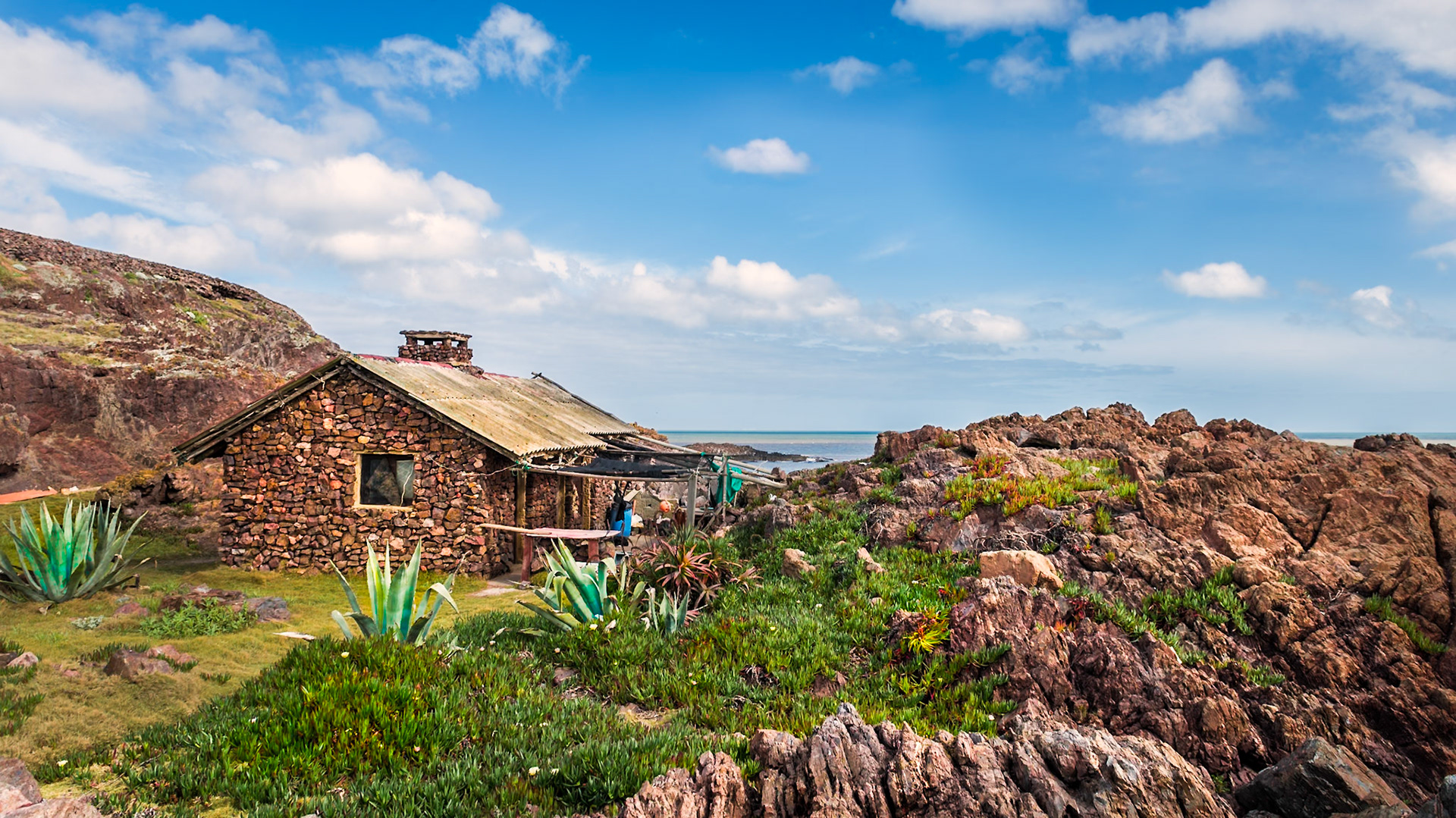 (ES) Punta Barranca se encuentra al oeste de la ciudad de Punta del Este, en el departamento de Maldonado, Uruguay.(EN) Punta Ballena is located west of Punta del Este in Maldonado state, Uruguay.