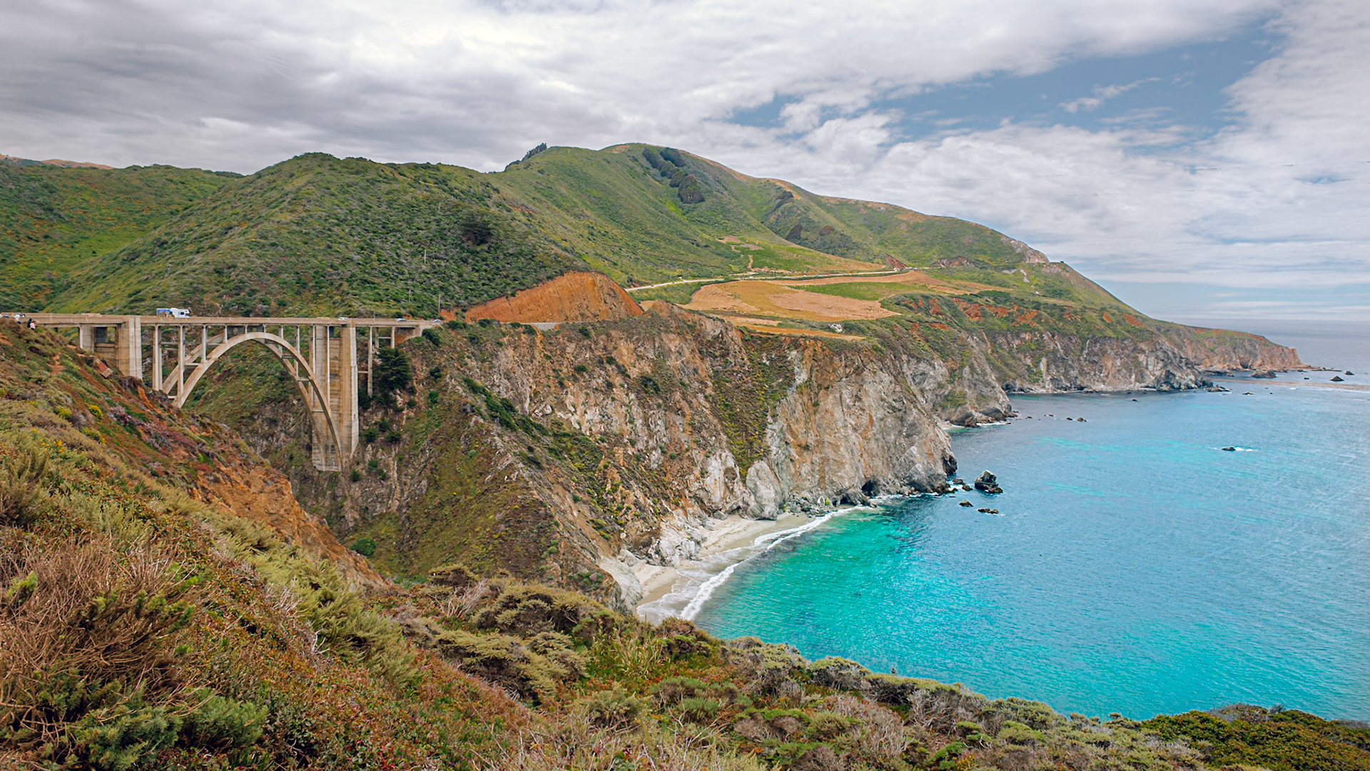 (EN) Bixby Creek Bridge, also known as Bixby Bridge, is a reinforced concrete arch bridge in Big Sur, California. The bridge is located 120 miles (190 km) south of San Francisco over the State Route 1. It is one of the most photographed bridges along the Pacific Coast due to its aesthetic design and location. California. USA.(ES) Bixby Creek Bridge, también conocido como Puente de Bixby, es un puente de hormigón armado en la zona de Big Sur, California. El puente se encuentra a 190 kilometros al sur de San Francisco sobre la Ruta Estatal 1. Es uno de los puentes más fotografiadas a lo largo de la costa del Pacífico debido a su diseño estético y la ubicación. California, Estados Unidos.