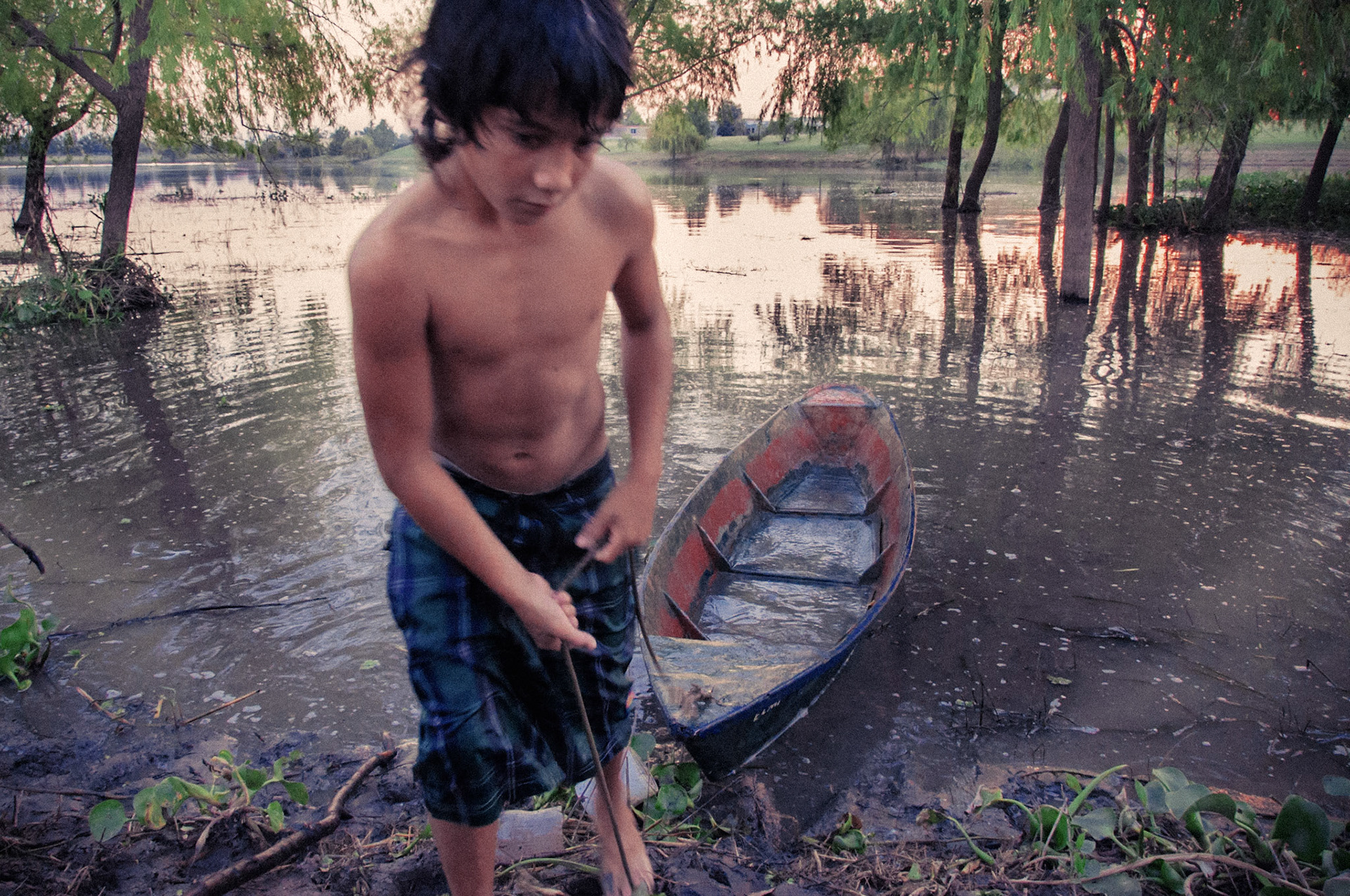 (ES) Niño isleño navegando en las islas del riacho Victoria. Victoria, Entre Rios, Argentina.(EN) Little boy at Victoria. Entre Rios, Argentina.
