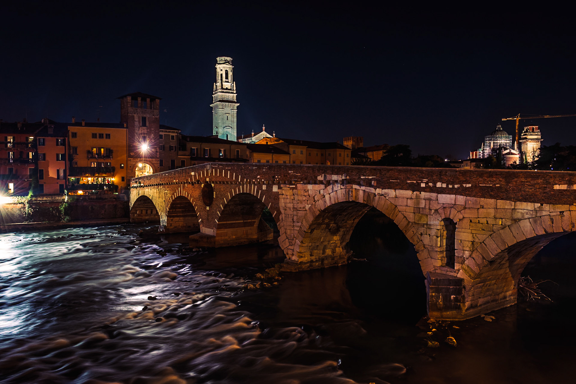 Histórico puente de piedra con arcos romanos restaurado. Verona, Italia.