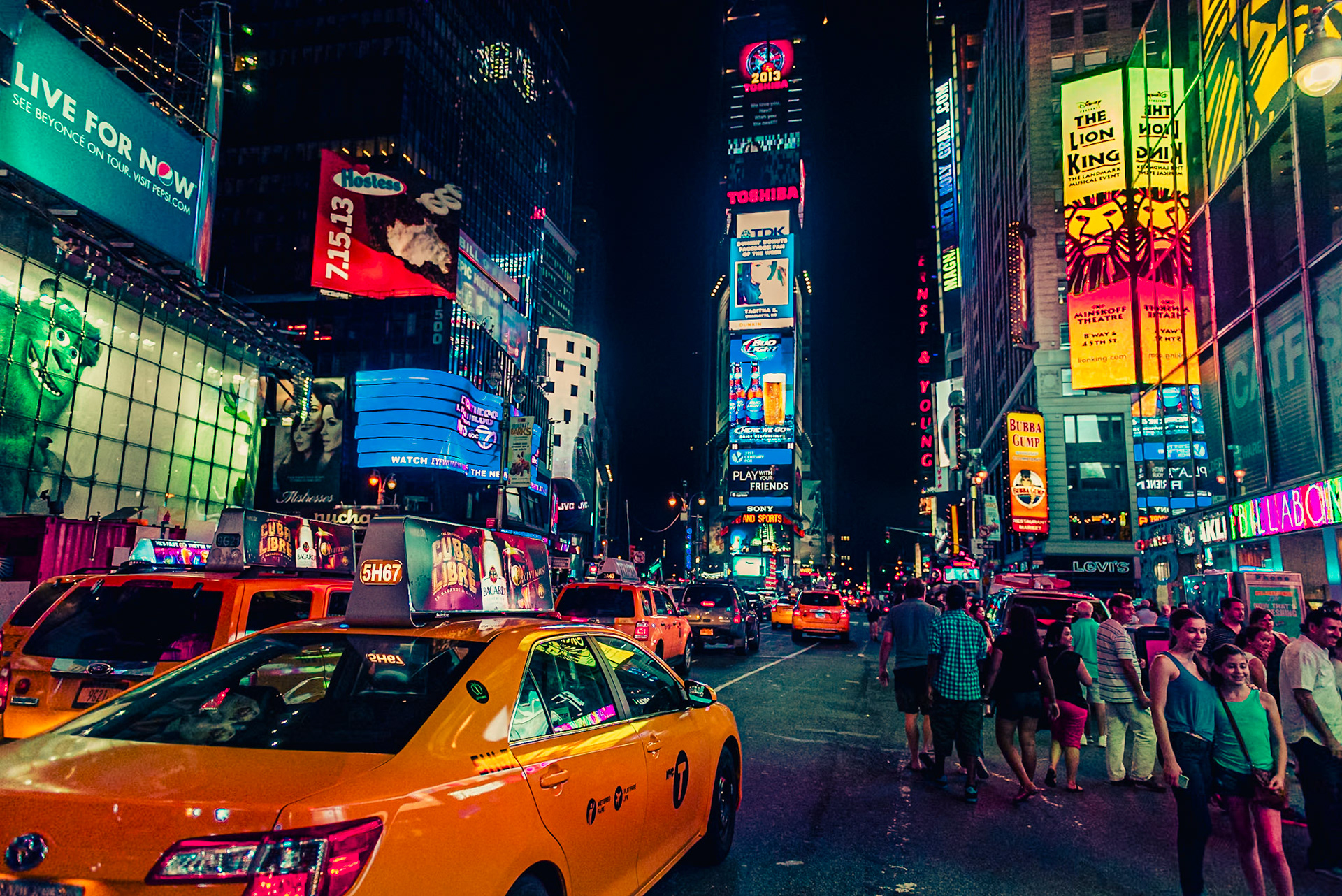 (ES) El Times Square se encuentra en la intersección de la Avenida Broadway y la Séptima Avenida en el Midtown de Manhattan, New York City. Se ha convertido en un icono mundial y símbolo de la ciudad de Nueva York que se caracteriza por su constante movimiento y sus brillantes carteles luminosos.(EN) The Times Square is located at the intersection of Broadway Avenue and Seventh Avenue in Midtown Manhattan, New York City. Brightly adorned with billboards and advertisements, it has become a global icon and symbol of New York City.