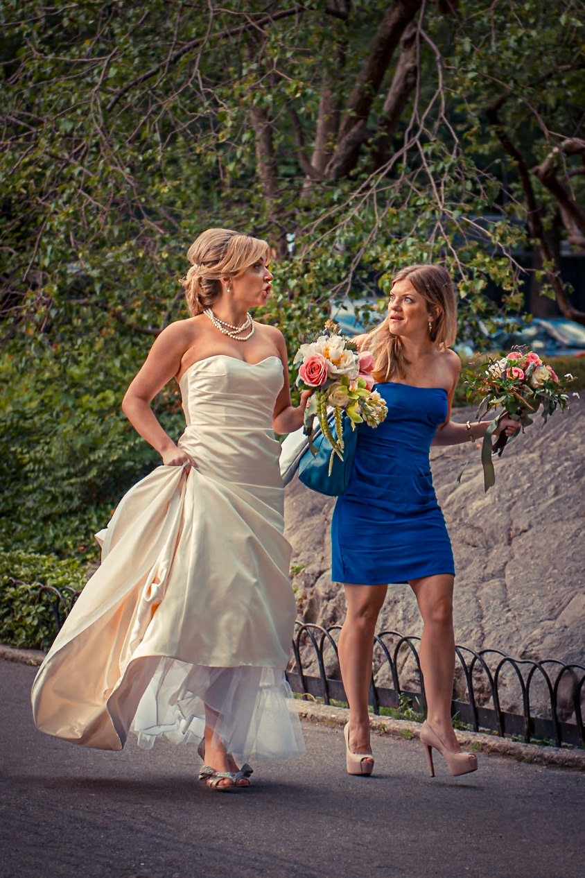 Amigas volviendo a casa luego de la fiesta de bodas.