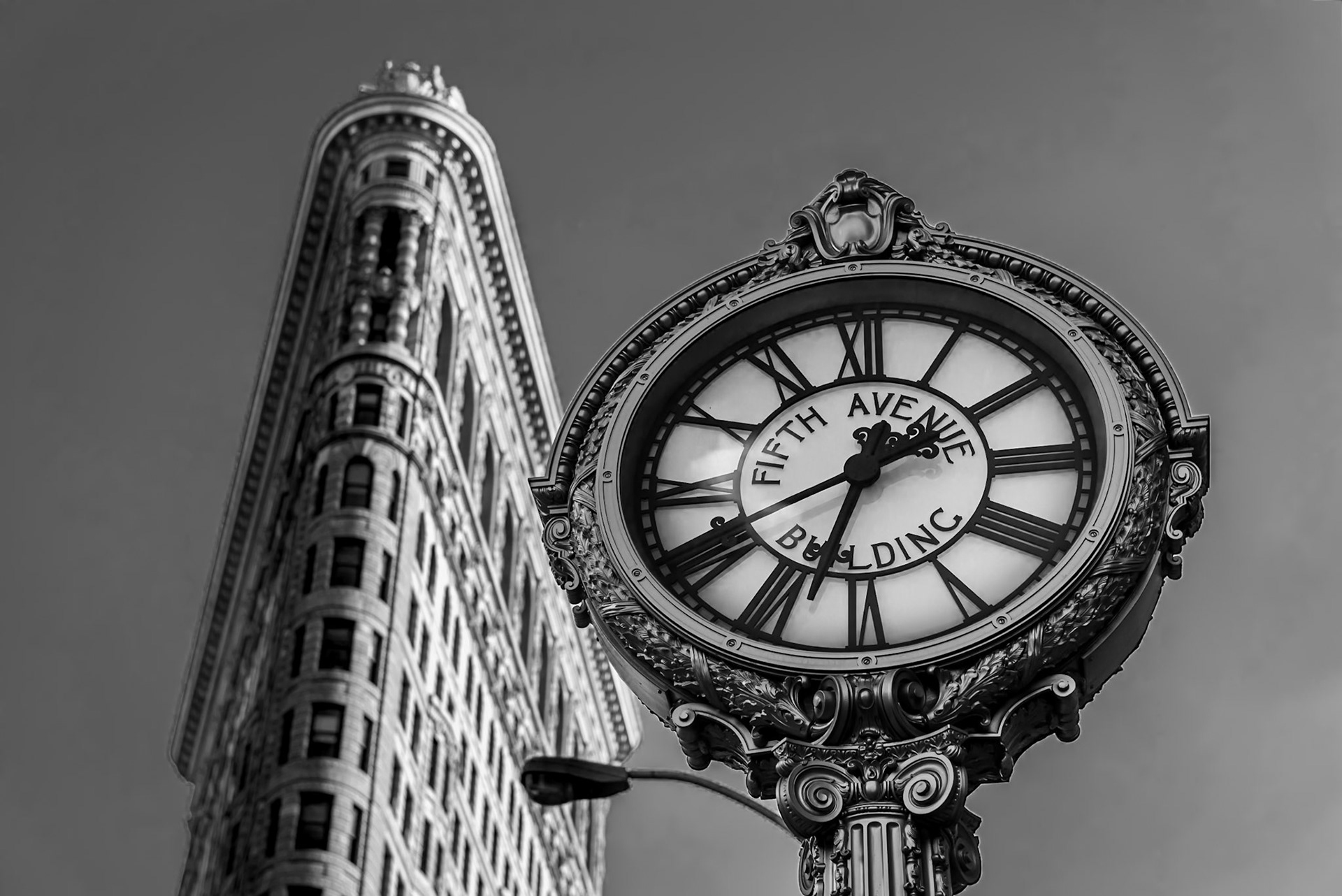 (ES) Histórico reloj de Tiffany & Co situado delante del edificio Flatiron al 200 de la 5ta Avenida en el distrito Flatiron de Manhattan. New York, USA.(EN) Historic Tiffany & Co sidewalk Clock in front of Flatiron building on the Fifth Avenue at 200 5th Avenue in Flatiron District in Manhattan. New York City