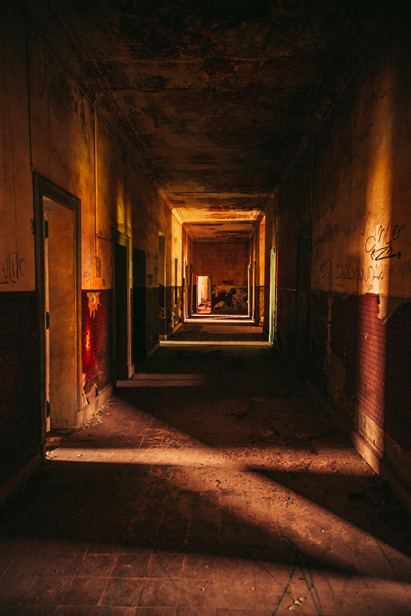 (EN) Endless tenebrous corridors on the abandoned Hospital Colonia Santa Maria. Santa Maria De Punilla, Córdoba, Argentina.(ES) Tenebrosos pasillos sin fin en el abandonado el Hospital Colonia Santa María. Santa María de Punilla, Córdoba, Argentina.