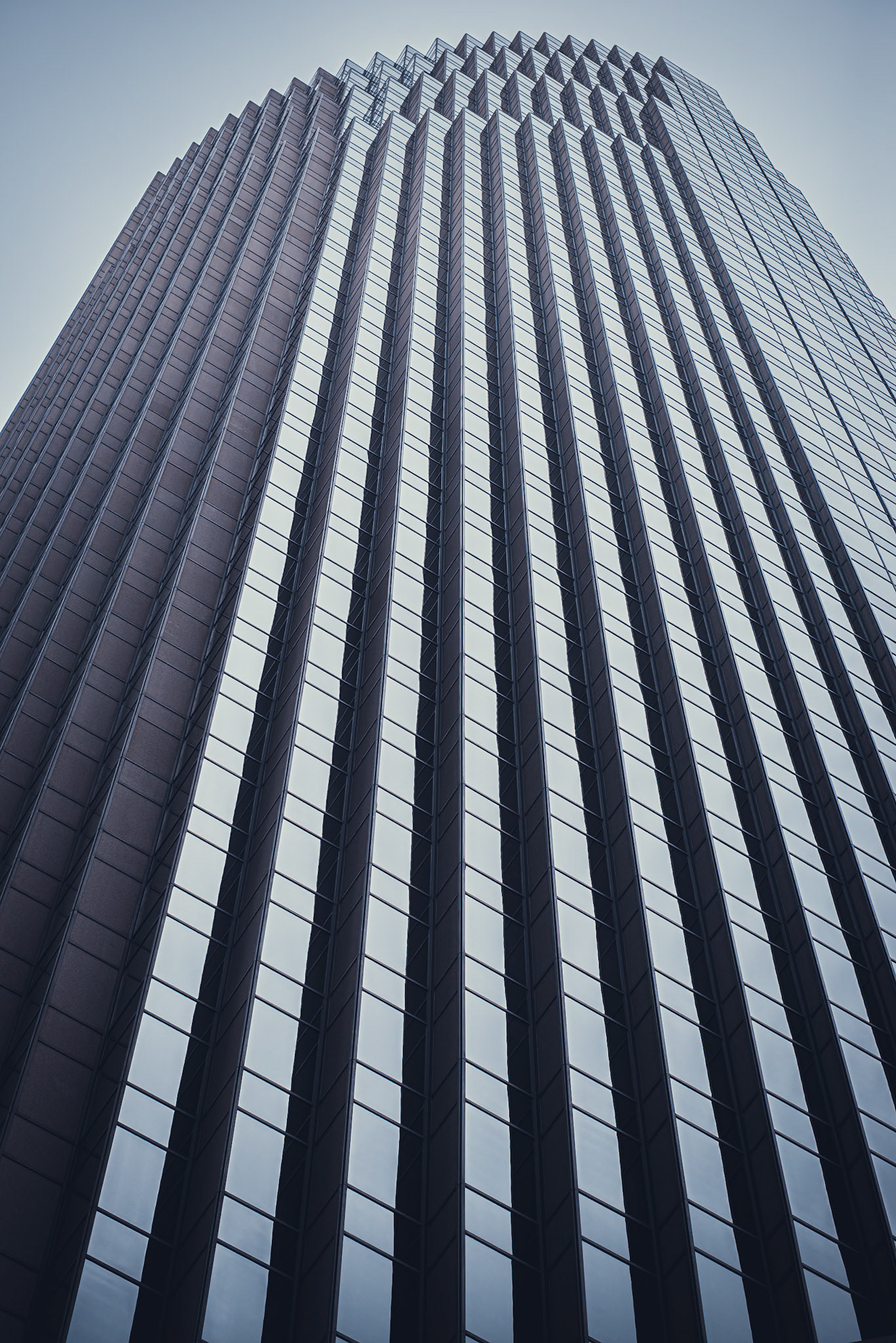 (EN) 101 California Street is a 48-story office skyscraper (600 ft tall) completed in 1982 in the Financial District of San Francisco, California. (ES) 101 California Street es un rascacielos de oficinas de 48 pisos (183m de alto) terminado en 1982 en el distrito financiero de San Francisco, California. 