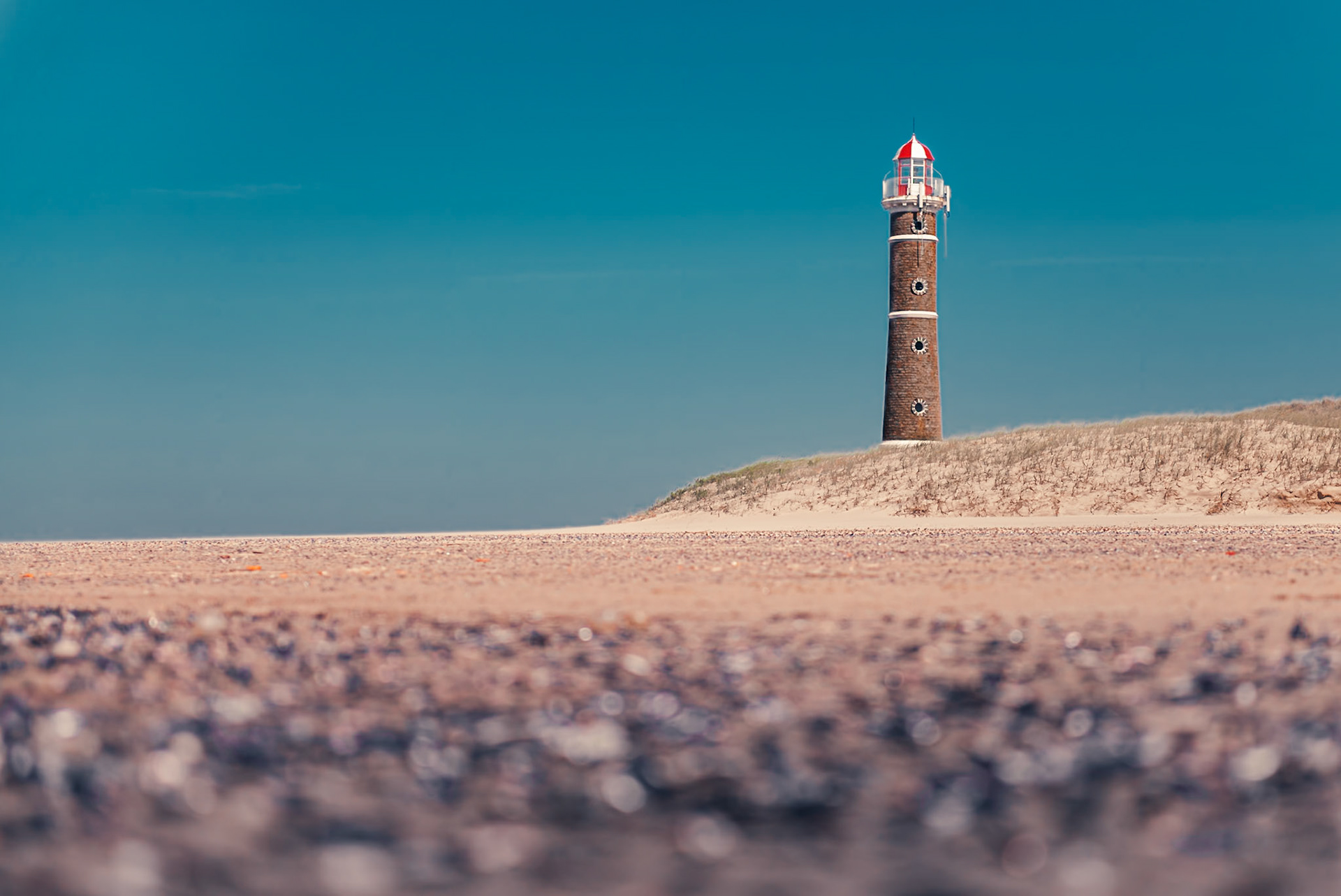 (ES) El Faro de José Ignacio está ubicado en el extremo más saliente y rocoso de la península sobre la costa del Océano Atlántico, en José Ignacio, Maldonado, Uruguay. Comenzó su actividad el 1 de junio de 1877.(EN) Jose Ignacio's lighthouse is located in the most prominent and rocky tip of the peninsula on the Atlantic Ocean, Jose Ignacio, Maldonado, Uruguay. It became operational on June 1st, 1877.