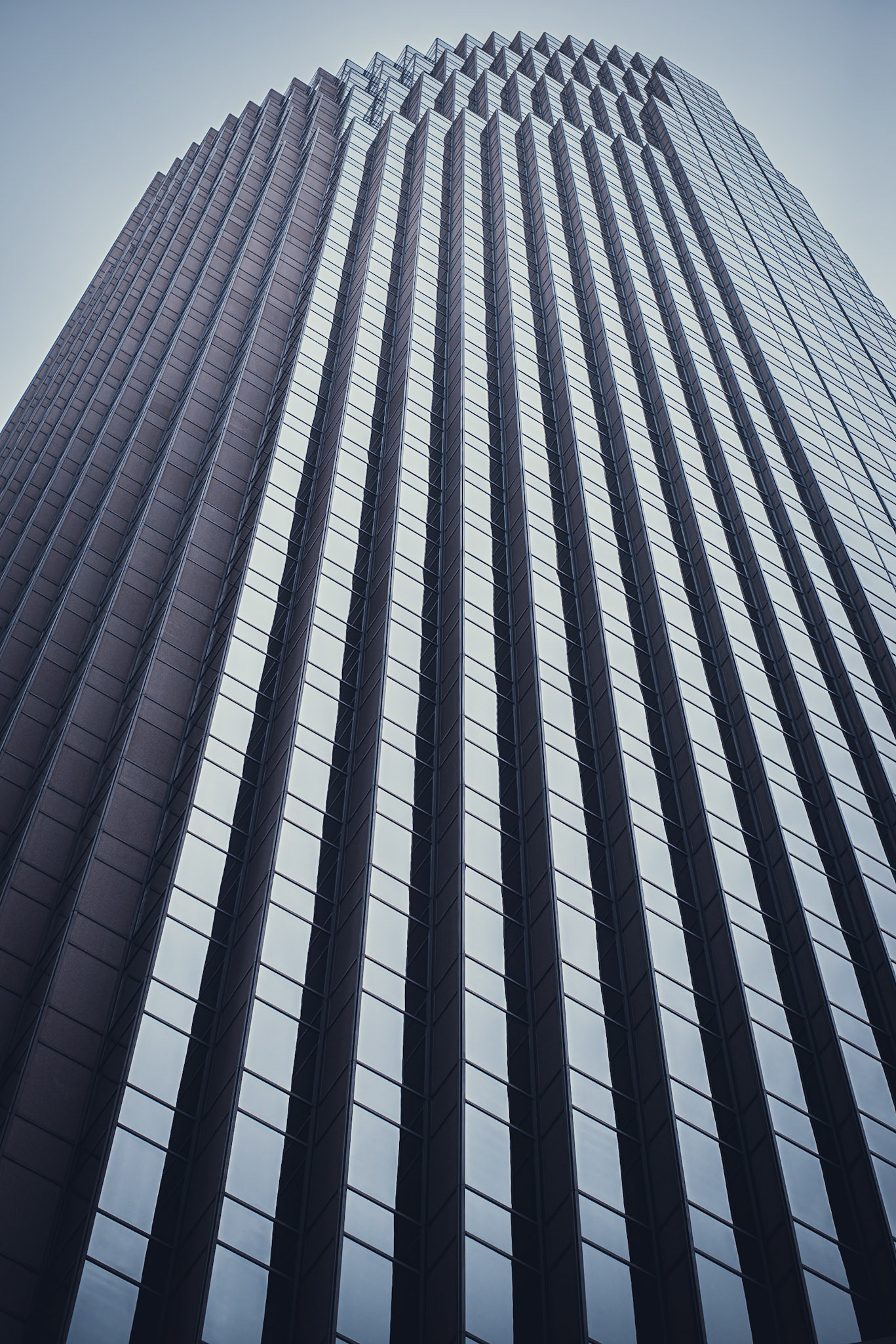 (EN) 101 California Street is a 48-story office skyscraper (600 ft tall) completed in 1982 in the Financial District of San Francisco, California. (ES) 101 California Street es un rascacielos de oficinas de 48 pisos (183m de alto) terminado en 1982 en el distrito financiero de San Francisco, California. 
