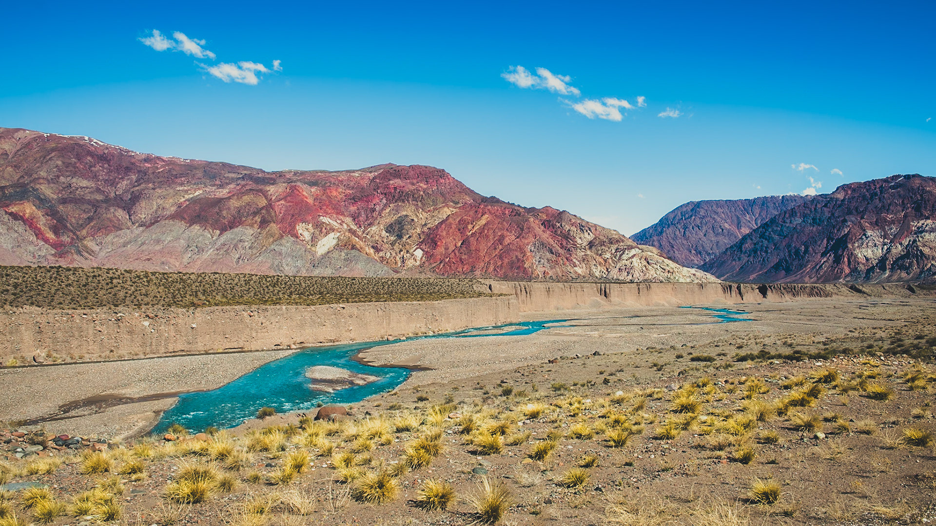 (ES) Las aguas del río Mendoza nacen del deshielo del imponente Aconcagua, con su tono verdoso-azulado le aporta un vital contraste a la desértica zona de Luján de Cuyo donde abundan las rocas y la tierra. En su recorrido existen tres diques importantes: la represa Potrerillos, el embalse Las Compuertas y el dique Cipoletti. Mendoza, Argentina.(EN) The waters of the Mendoza river are born from the snow melting of the imposing Aconcagua, with its green-bluish hue, it gives a vital contrast to the desert area of Luján de Cuyo, where rocks and earth abound. In its course there are three important dams: Potrerillos, Las Compuertas and Cipoletti. Mendoza Argentina.