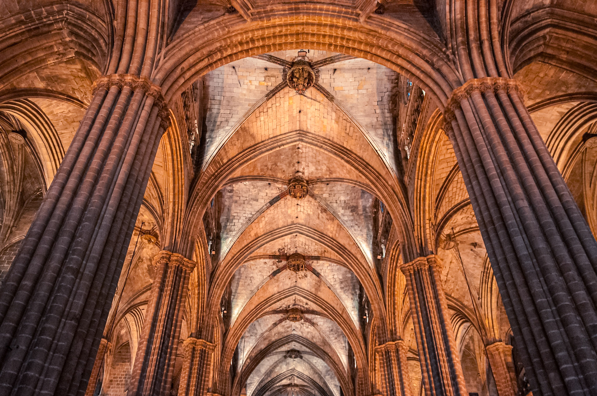 (ES) La Catedral de la Santa Cruz y Santa Eulalia (también llamada, en lugar de catedral, Seo, o Seu en catalán) es la catedral gótica de Barcelona, sede del Arzobispado de Barcelona, en Cataluña, España.La catedral actual se construyó durante los siglos XIII a XV sobre la antigua catedral románica, edificada a su vez sobre una iglesia de la época visigoda a la que precedió una basílica paleocristiana, cuyos restos pueden verse en el subsuelo, en el Museo de Historia de la Ciudad. La finalización de la imponente fachada en el mismo estilo, sin embargo, es mucho más moderna (siglo XIX). El edificio es Bien de Interés Cultural y, desde el 2 de noviembre de 1929, Monumento Histórico-Artístico Nacional.Está dedicada a la Santa Cruz desde el año 599 y se añadió a partir del año 877 a Santa Eulalia,2 patrona de la ciudad de Barcelona.El edificio consta del templo y el claustro perfectamente unidos por un mismo estilo. La catedral mide 90 metros de longitud por 40 de ancho y el jardín del claustro es de 25 metros por lado por seis de anchura de cada galería de las cuatro que lo rodean.(EN) The Cathedral of the Holy Cross and Saint Eulalia (Catalan: Catedral de la Santa Creu i Santa Eulàlia, Spanish: Catedral de la Santa Cruz y Santa Eulalia), also known as Barcelona Cathedral, is the Gothic cathedral and seat of the Archbishop of Barcelona, Spain.The cathedral was constructed from the 13th to 15th centuries, with the principal work done in the 14th century. The cloister, which encloses the Well of the Geese (Font de les Oques) was completed in 1448. In the late 19th century, the neo-Gothic façade was constructed over the nondescript exterior that was common to Catalan churches. The building is a Cultural and since November 2, 1929, National Historic-Artistic Monument.It is dedicated to the Santa Cruz since year 599 and from year 877 to Santa Eulalia, patron saint of Barcelona.The building consists of temple and cloister perfectly united in the same style. The cathedral measures 90 meters long by 40 wide and the cloister garden is 25 feet square by six of width of each gallery of the four surrounding it.