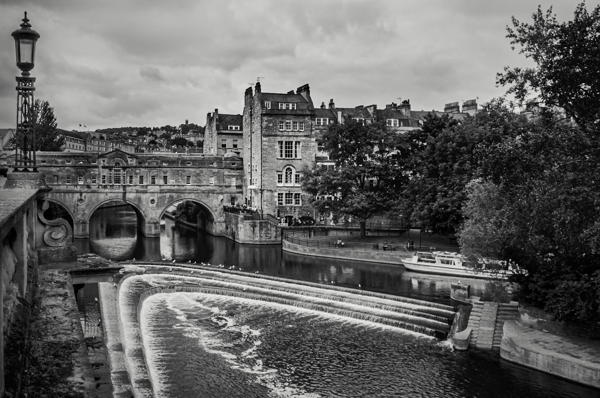 (EN) This is Pulteney Bridge over the River Avon in Bath, England. It was designed by Robert Adam and was completed in 1773. It is one of only five bridges in the world with houses and shops across its full span on both sides.(ES) Este es el puente de Pulteney sobre el río Avon en Bath, Inglaterra. Fue diseñado por Robert Adam y fue finalizado en 1773. Es uno de los únicamente cinco puentes habitados existentes en el mundo, con viviendas y tiendas a lo largo de ambas márgenes.
