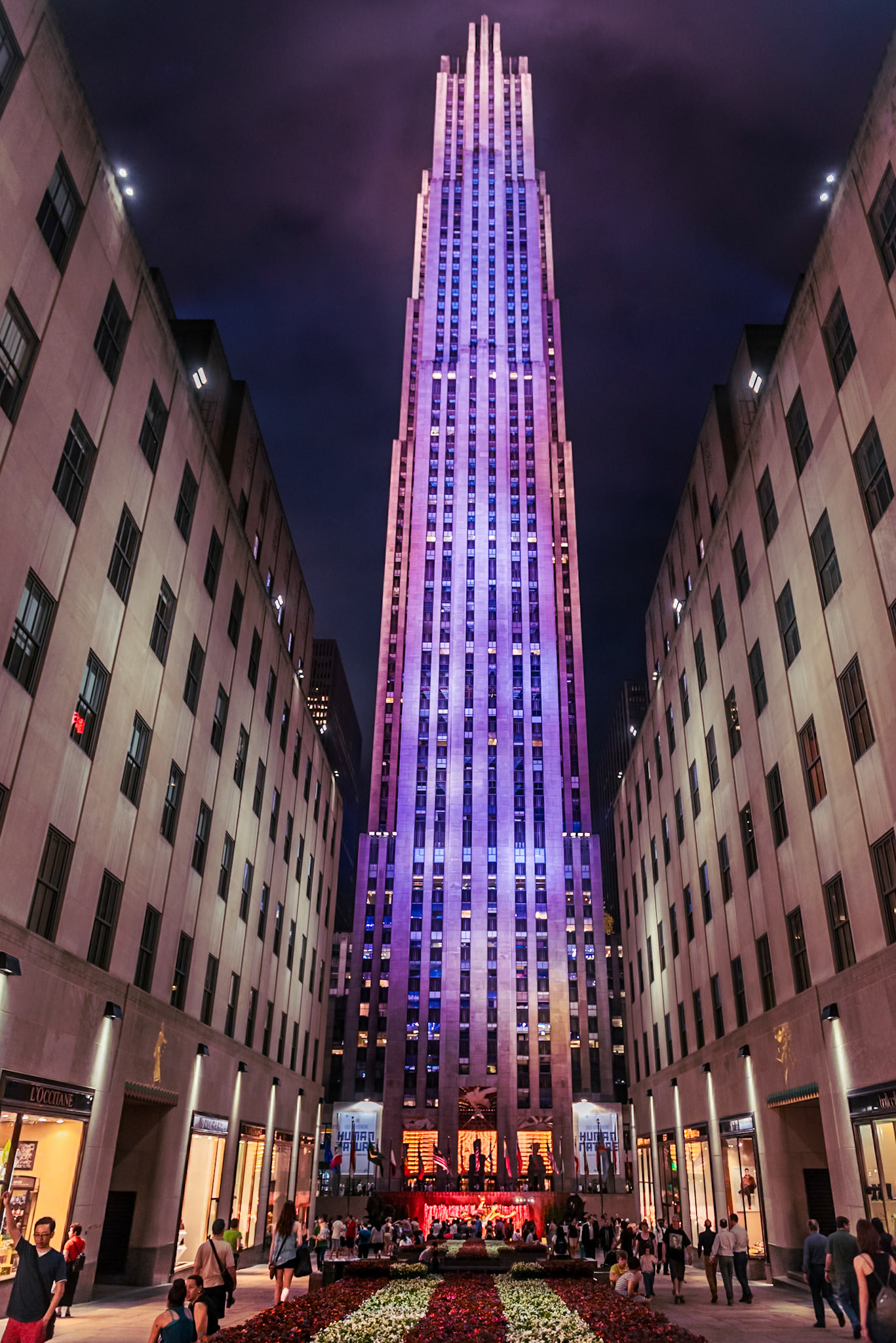(EN) Rockefeller Center is a national historic landmark in the heart of Midtown Manhattan.(ES) Rockefeller Center es un lugar histórico nacional en el corazón de Midtown Manhattan.