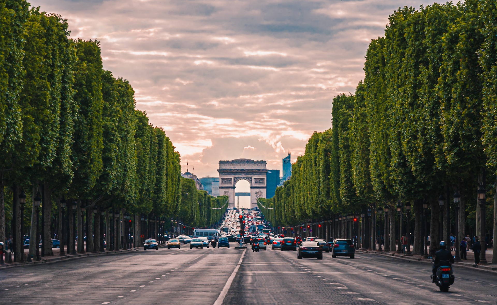 (ES) Los Campos Elíseos (en francés Les Champs-Élysées) es la principal avenida de París. Mide 1910 metros de longitud, y va desde el Arco del Triunfo hasta la plaza de la Concordia.El nombre Campos Elíseos viene de la mitología griega, donde designaba la morada de los muertos reservada a las almas virtuosas, el equivalente del paraíso cristiano. Para acceder a él debían beber en el río Lete, que les haría olvidar su paso por el infierno.(EN) Champs Elysees (in French, Les Champs-Élysées) is the main avenue in Paris. It measures 1910 meters long and runs from the Arc de Triomphe to the Place de la Concorde."Champs Elysees" comes from Greek mythology, where the abode of the dead reserved for virtuous souls, the equivalent of the Christian paradise. To access it, had to drink in the river Lethe, which would forget them passing through hell.