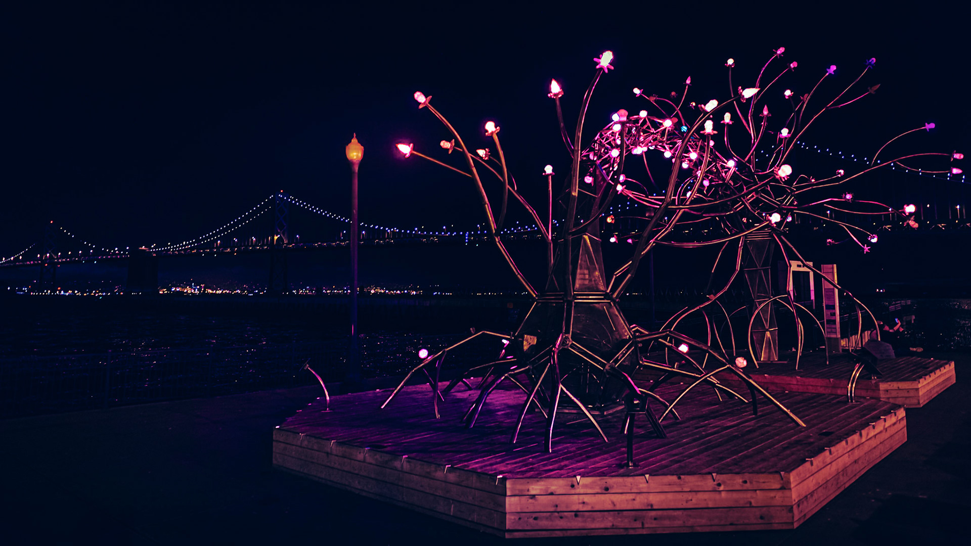 (EN) A sculpture with roots in Burning Man has become the newest attraction on San Francisco’s Embarcadero at Pier 14 The 60-foot (18 meters) sculpture named “SOMA” combines metal and LED lights to mimic brain neurons and create an interactive experience for visitors. SOMA was first built five years ago by the San Francisco artist collective Flaming Lotus Girls. The group is known for the fiery statues they feature annually at the Burning Man festival in northern Nevada’s Black Rock Desert.
https://burningman.org/culture/burning-man-arts/civic-arts-program/soma/
(ES) Una escultura devenida del Burning Man se ha convertido en la atracción más nueva del Embarcadero de San Francisco en el muelle 14. La escultura de 18 metros (60 pies) llamada "SOMA" combina metal y luces LED para imitar las neuronas cerebrales y crear una experiencia interactiva para los visitantes. SOMA fue construido por primera vez hace cinco años por el colectivo de artistas de San Francisco Flaming Lotus Girls. El grupo es conocido por las estatuas ardientes que presentan anualmente en el festival Burning Man en el desierto de Black Rock en el norte de Nevada. https://burningman.org/culture/burning-man-arts/civic-arts-program/soma/