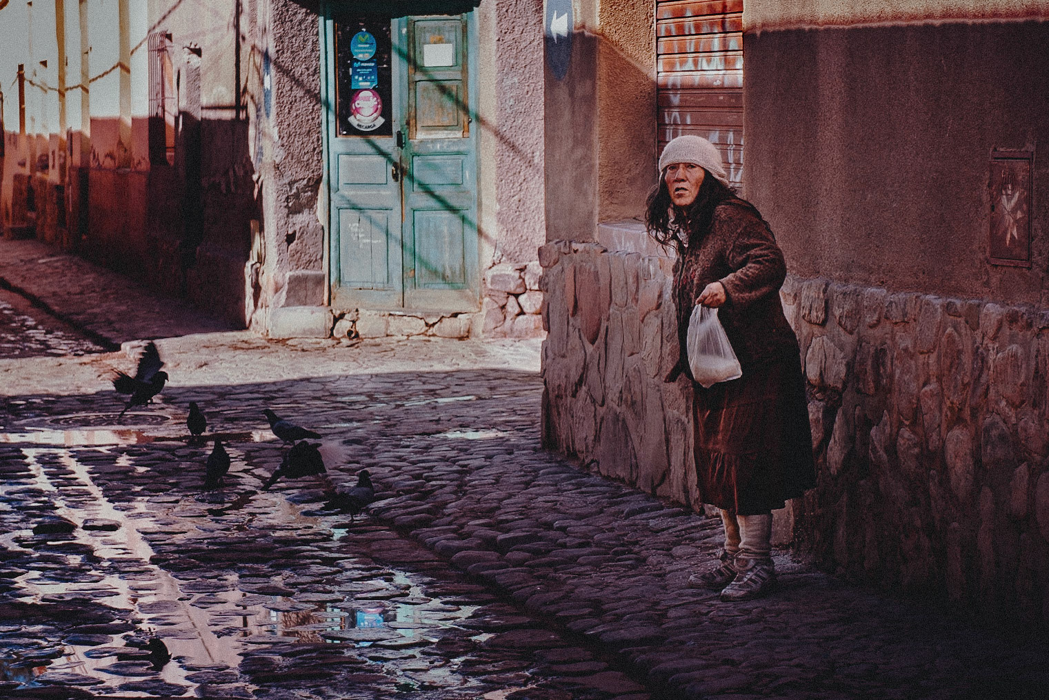 Señoñra alimentando a las palomas en Humahuaca. Jujuy, Argentina.