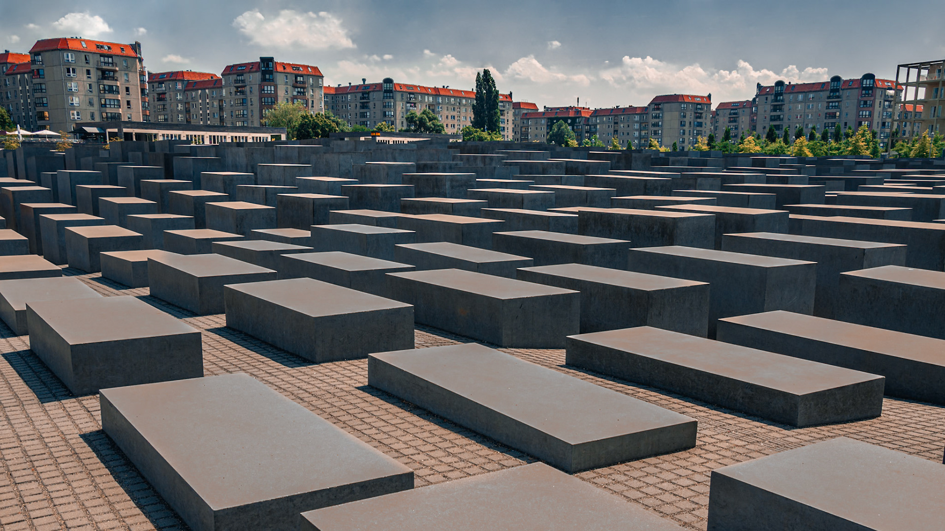 Formado por 2.711 bloques de hormigón de diferentes alturas, el Monumento al Holocausto de Berlín es una joya arquitectónica construida en memoria de los judíos asesinados en Europa que recuerda de uno de los episodios más oscuros de la humanidad.