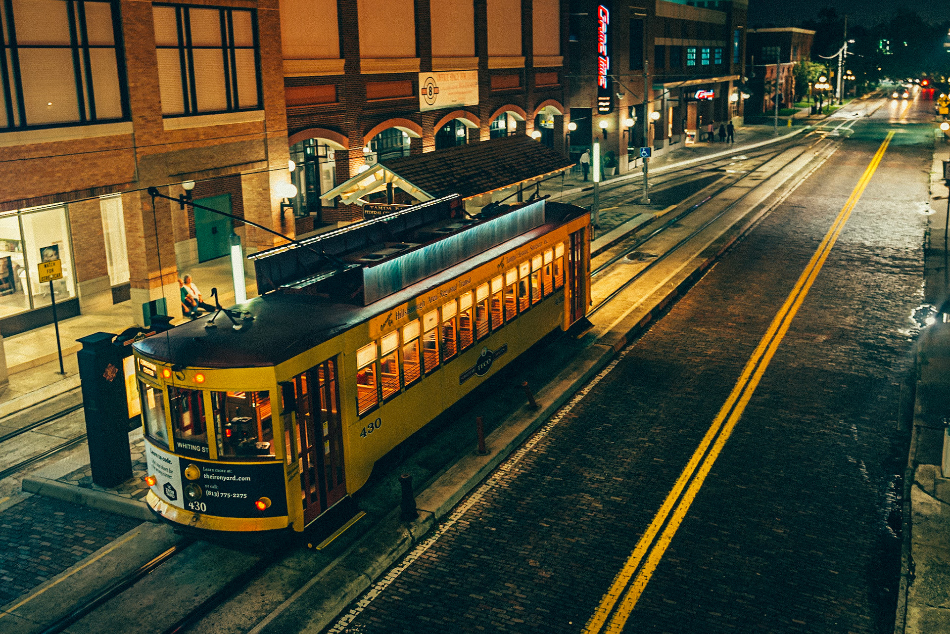 (EN) Streetcar line that links Ybor City, the Channelside District and Downtown Tampa. This shot was taken in front of the Centro Ybor in Tampa city, Florida, USA. (ES) Línea de tranvía que une la ciudad de Ybor, el Distrito Channelside y el centro de Tampa. Esta foto fue tomada en frente del Centro Ybor, en la ciudad de Tampa, Florida, Estados Unidos.