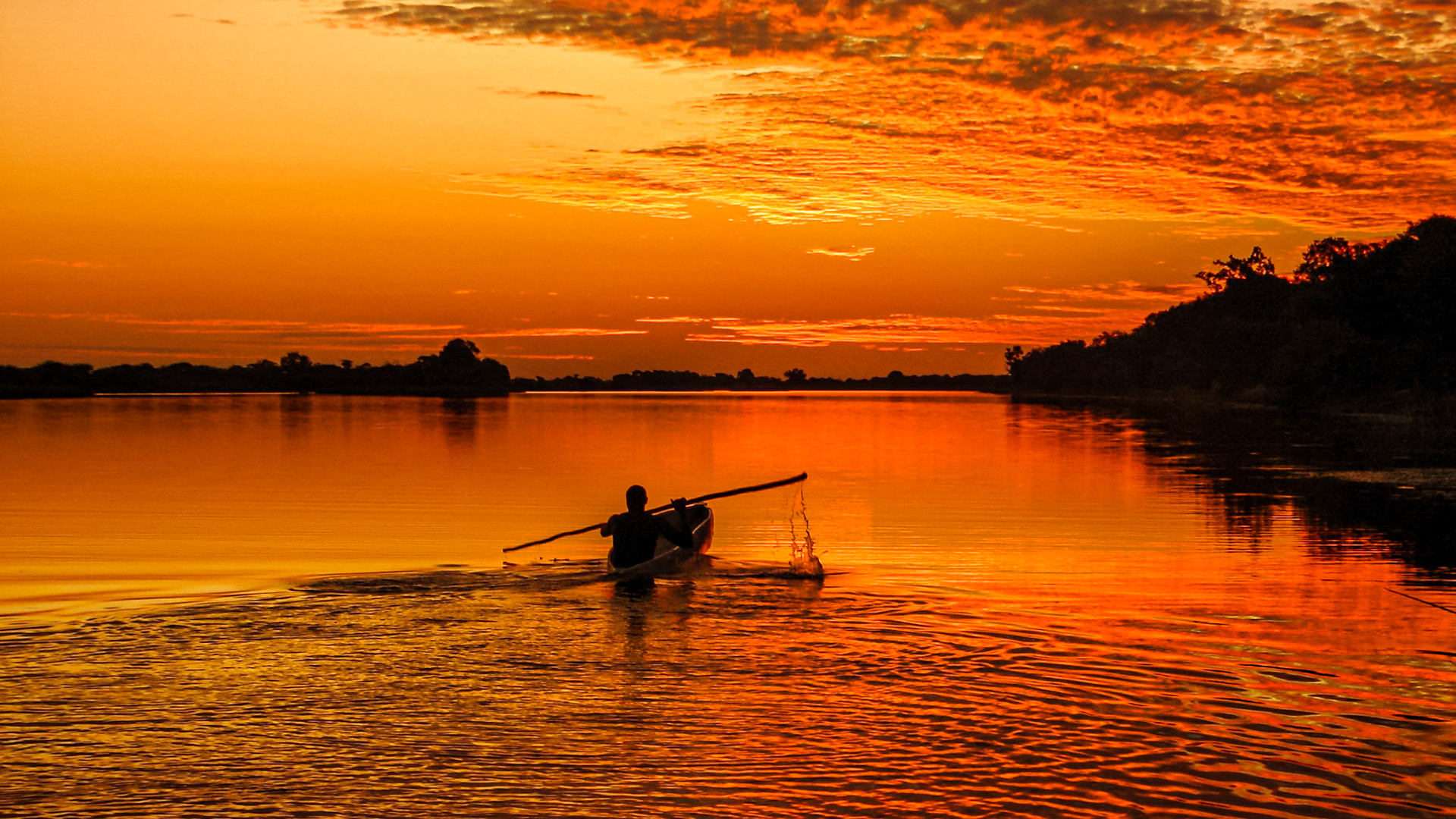 (EN) Going back home with a beautiful sunset over the Okavango river. Botswana, Africa.(ES) Volviendo a casa con un hermoso atardecer sobre el río Okavango. Botswana, Africa.
