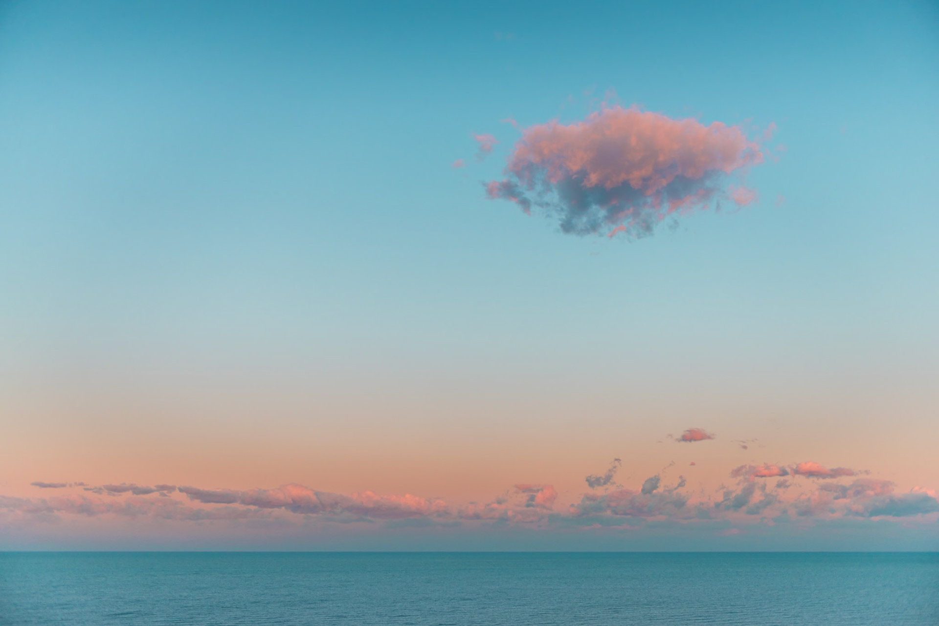 Solitatia nube sobre el mar Adriático. Torre di Palme, San Fermo, Italia.