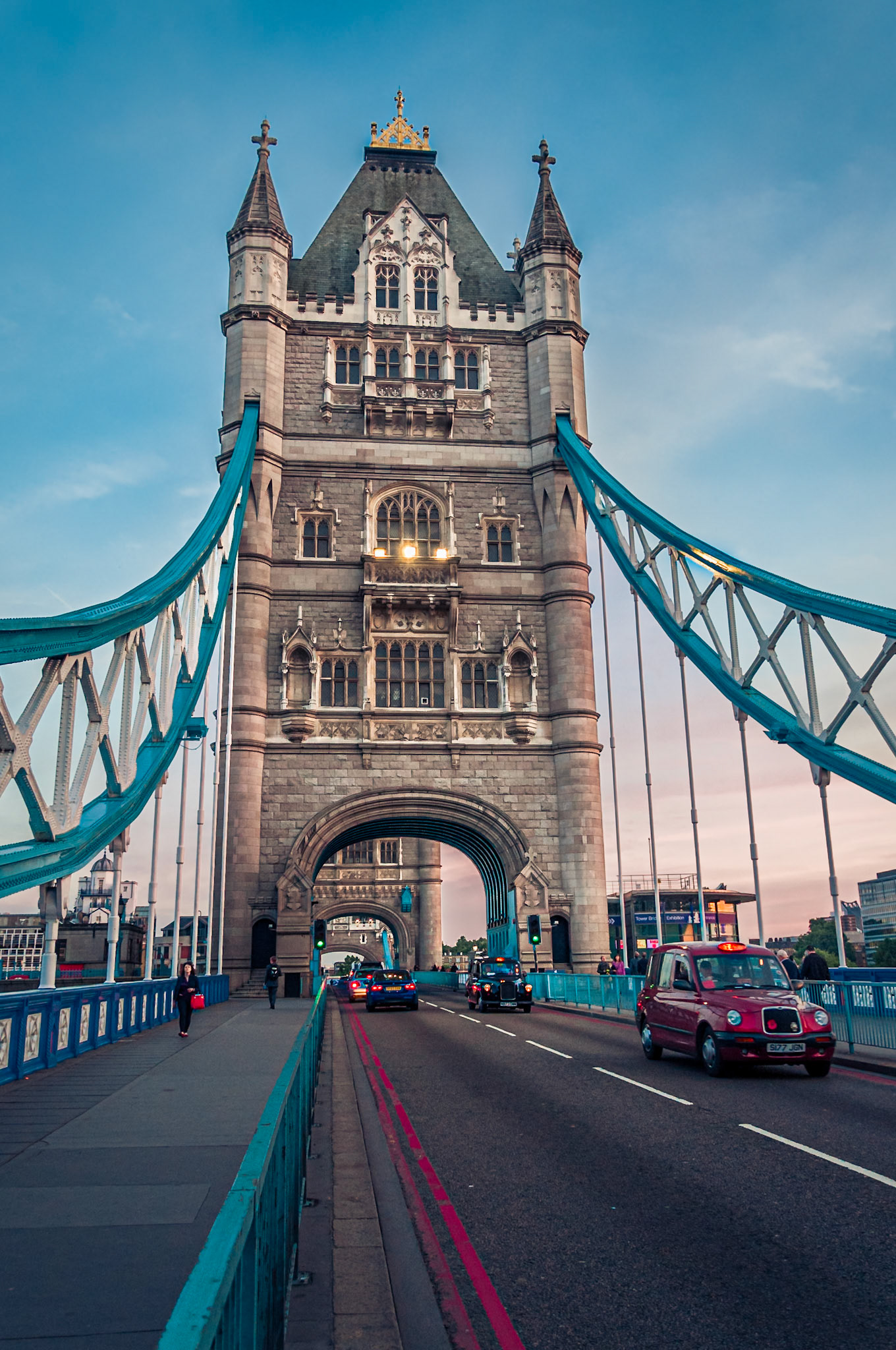 (ES) El Puente de la Torre, en inglés Tower Bridge, es un puente levadizo situado en Londres que cruza el río Támesis. Se sitúa cerca de la Torre de Londres, la que le da su nombre.(EN) The Tower Bridge, is a bascule bridge in London over the River Thames. It is close to the Tower of London, which gives it its name.