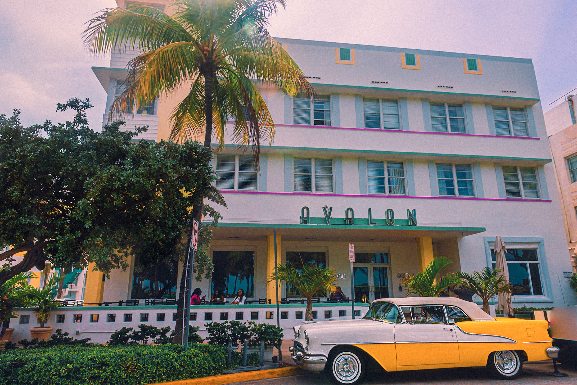 (ES) El hotel Avalon está situado en la avenida Ocean Drive, en el South Beach de Miami Beach, Florida. Construido en el año 1941, con diseño streamline moderne, y el inconfundible estilo vintage de los años 50, es uno de los más clasicos del art-decó en esta ciudad.(EN) Avalon Hotel is located in Ocean Drive in South Beach, Miami Beach, Florida. Built in 1941, with a streamline moderne design, and an unmistakable style vintage from the 50s, is one of the classics of the art-deco in this city.