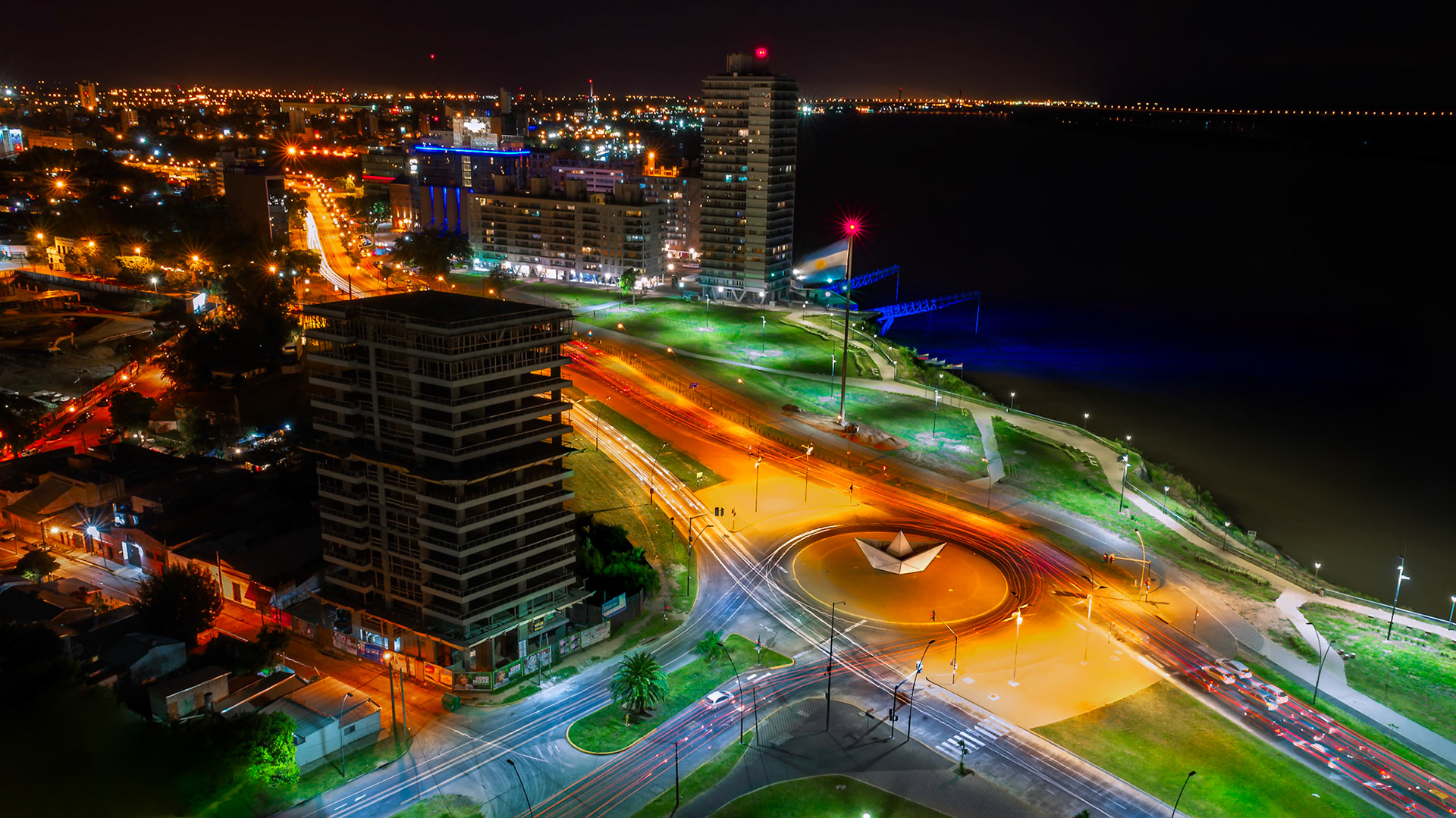 (ES) El “Barquito de Papel" es una obra realizada por los arquitectos rosarinos Gustavo Augsburguer y Daniel Kosik. Se encuentra en la rotonda de la Avenida de la Costa y Francia en la ciudad de Rosario, Argentina. Tiene 10 metros de largo por 5,60 metros de ancho y 4,50 metros de alto .El Barquito de papel es un icono cuasi universal, tan sencillo, simple y potente que supera fronteras, idiomas, culturas y geografías. El barco es un símbolo de la relación entre el río y esta zona de la ciudad, con un pasado portuario (de barrio industrial y cerealero) y un presente de nueva transformación urbanística. (EN) The "Barquito de Papel" (Paper Boat) is an artwork built by the Rosario architects Gustavo Augsburguer and Daniel Kosik, located at the roundabout on Avenida de la Costa and Francia in the city of Rosario, Argentina. It has 32.8 feet long. 18.4 feet wide and 14.7 feet high.The Paper Boat is a quasi universal icon, so straightforward, simple and powerful that it overcomes borders, languages, cultures and geographies. The ship is a symbol of the relationship between the river and this area of the city, with a port (industrial and cereal district ) past and a present of new urban transformation.